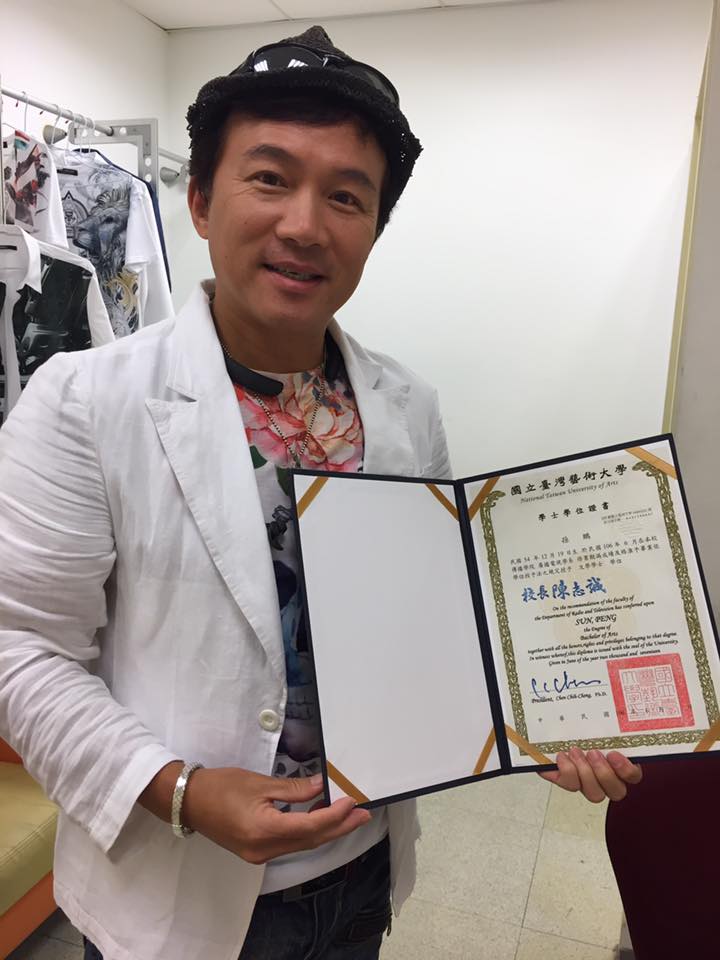孫鵬酒醉返家時與計程車司機起口角,甚至推打對方,也與自己的外甥爭執,吵到鄰居住戶。(翻攝自孫鵬臉書)
