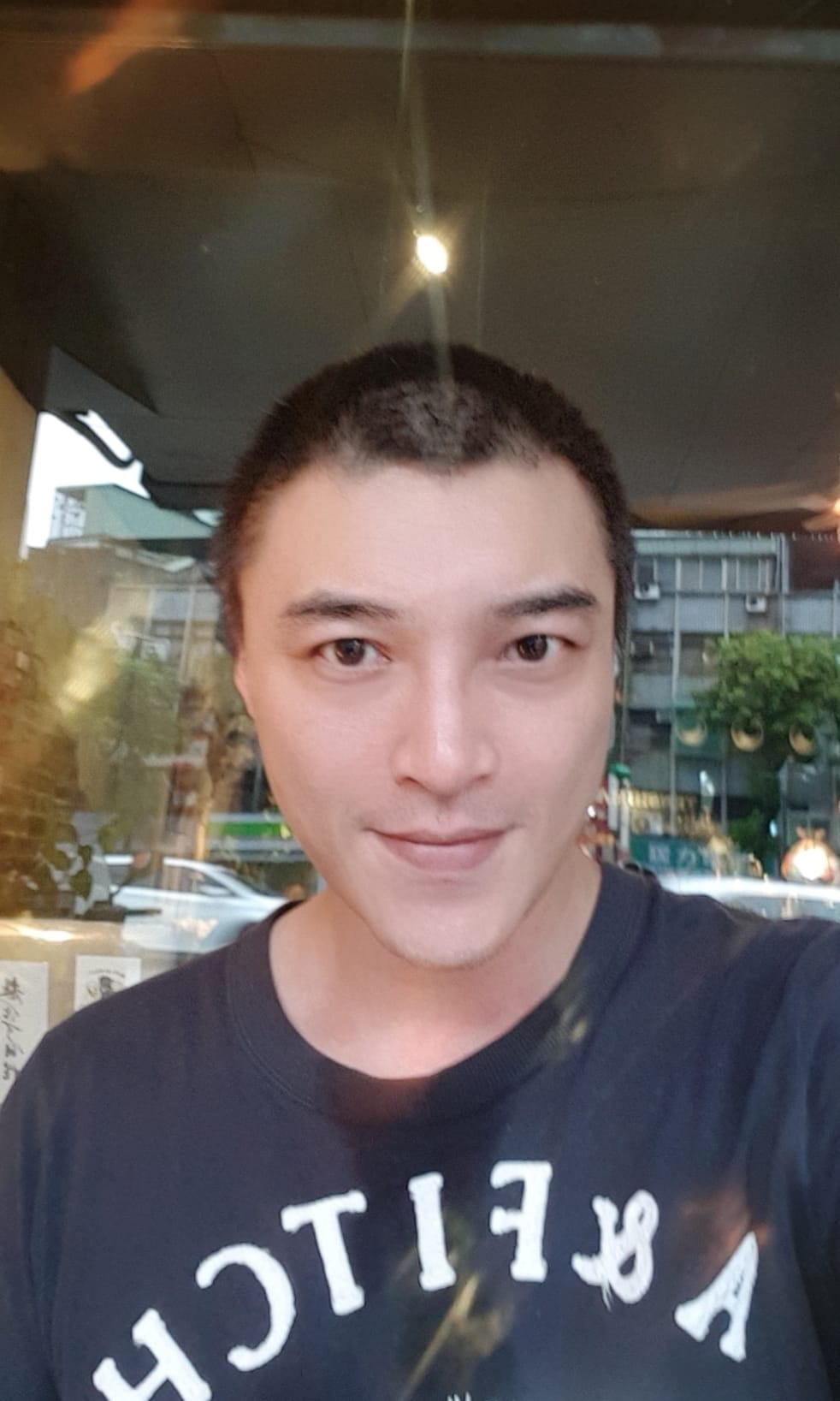 錢櫃服務生指控安定亞酒醉跑進廚房踹他屁股,還打傷他頭,安定亞被依傷害罪起訴。(翻攝自安定亞臉書)