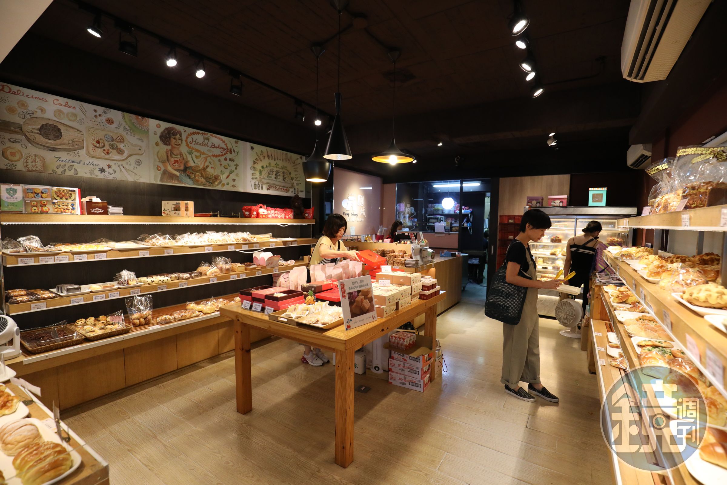 「鳳城麵包店」店面小巧，架上多為傳統經典台式麵包。