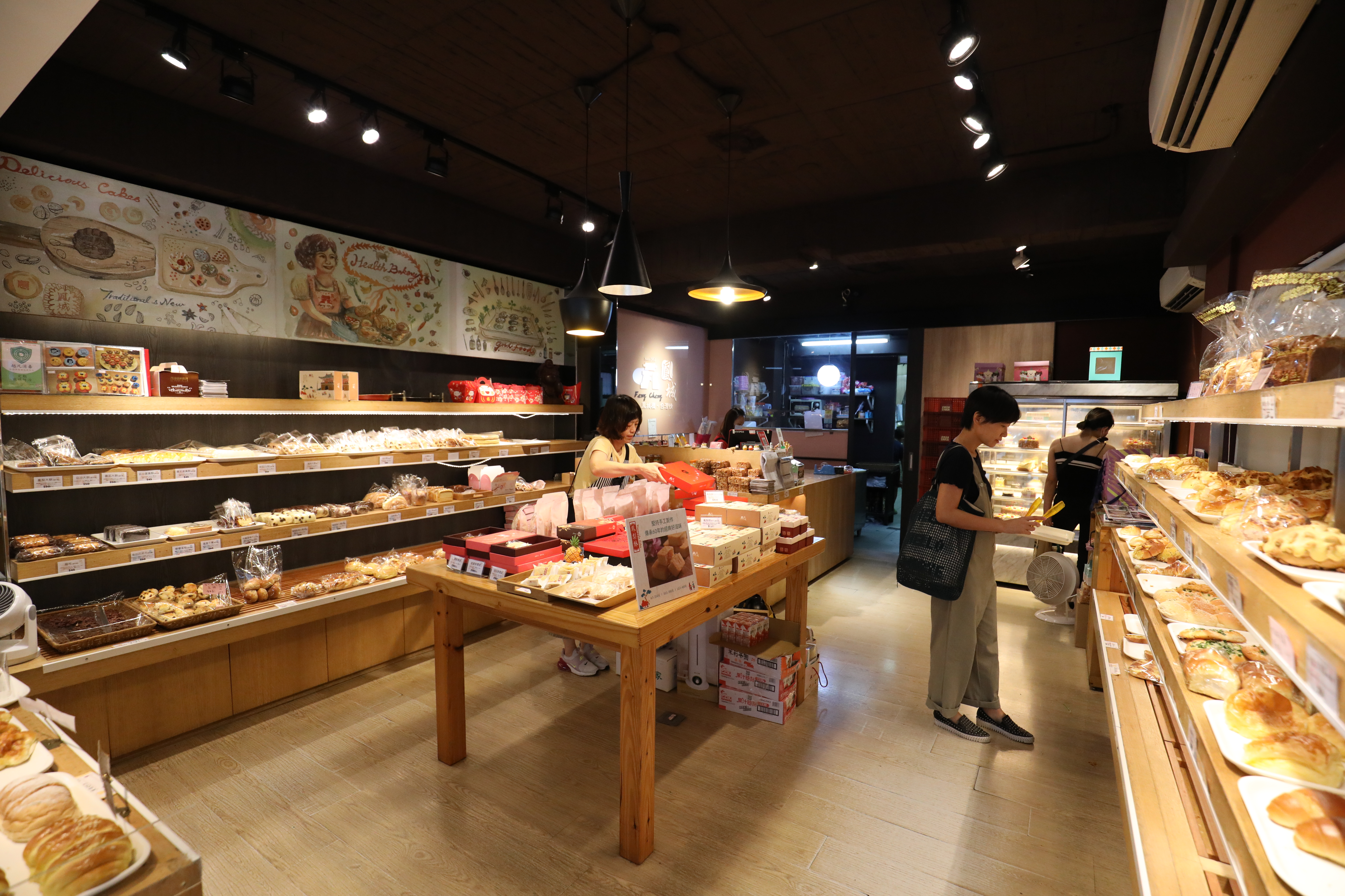 「鳳城麵包店」店面小巧，架上多為傳統經典台式麵包。