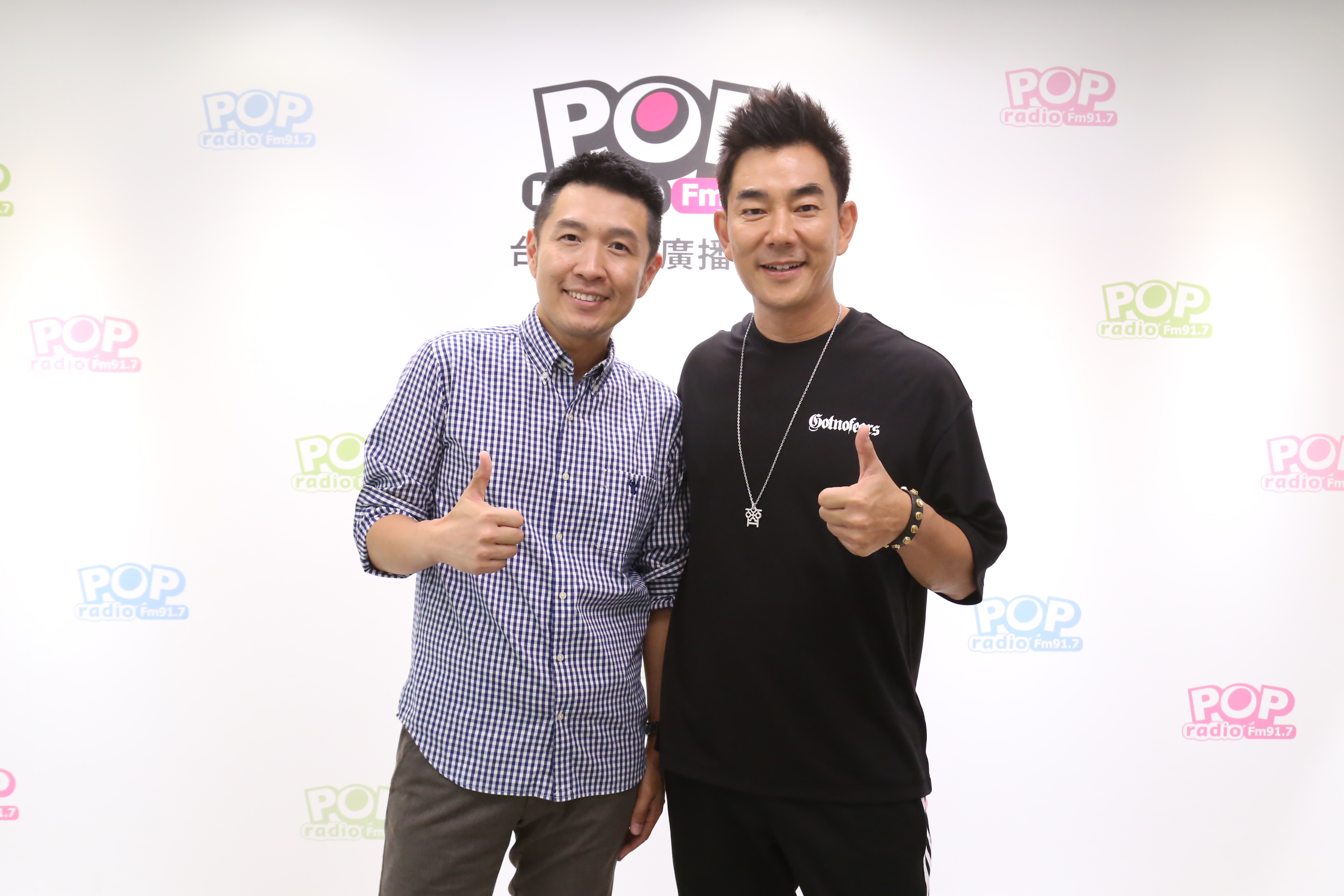 任賢齊接受POP Radio俊菖主持的《What’s up Music》訪問。（POP Radio提供）