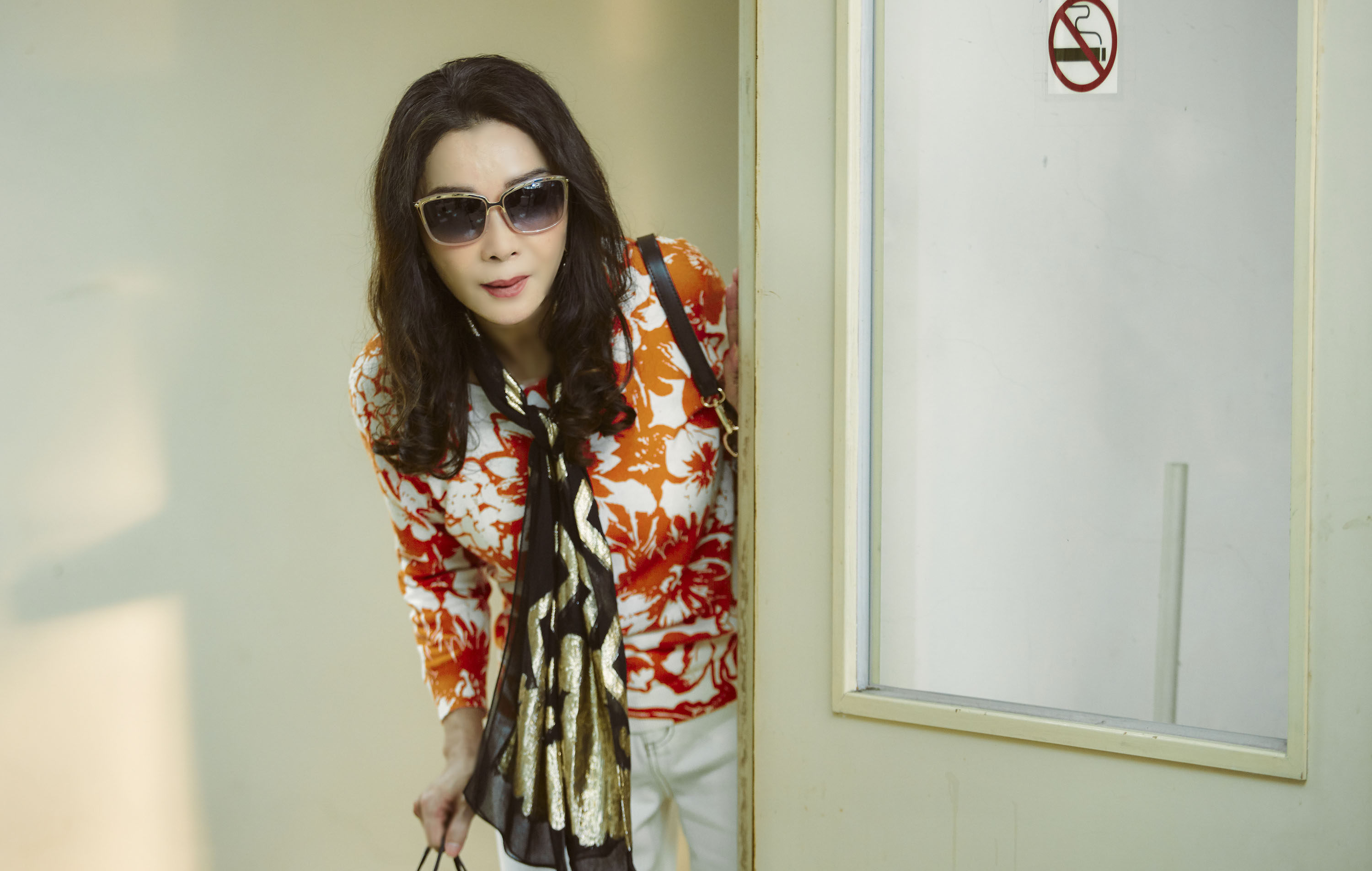 在《三春記》中陳美鳳為了另一半的幸福，特地帶補藥到公司給他。（民視提供）