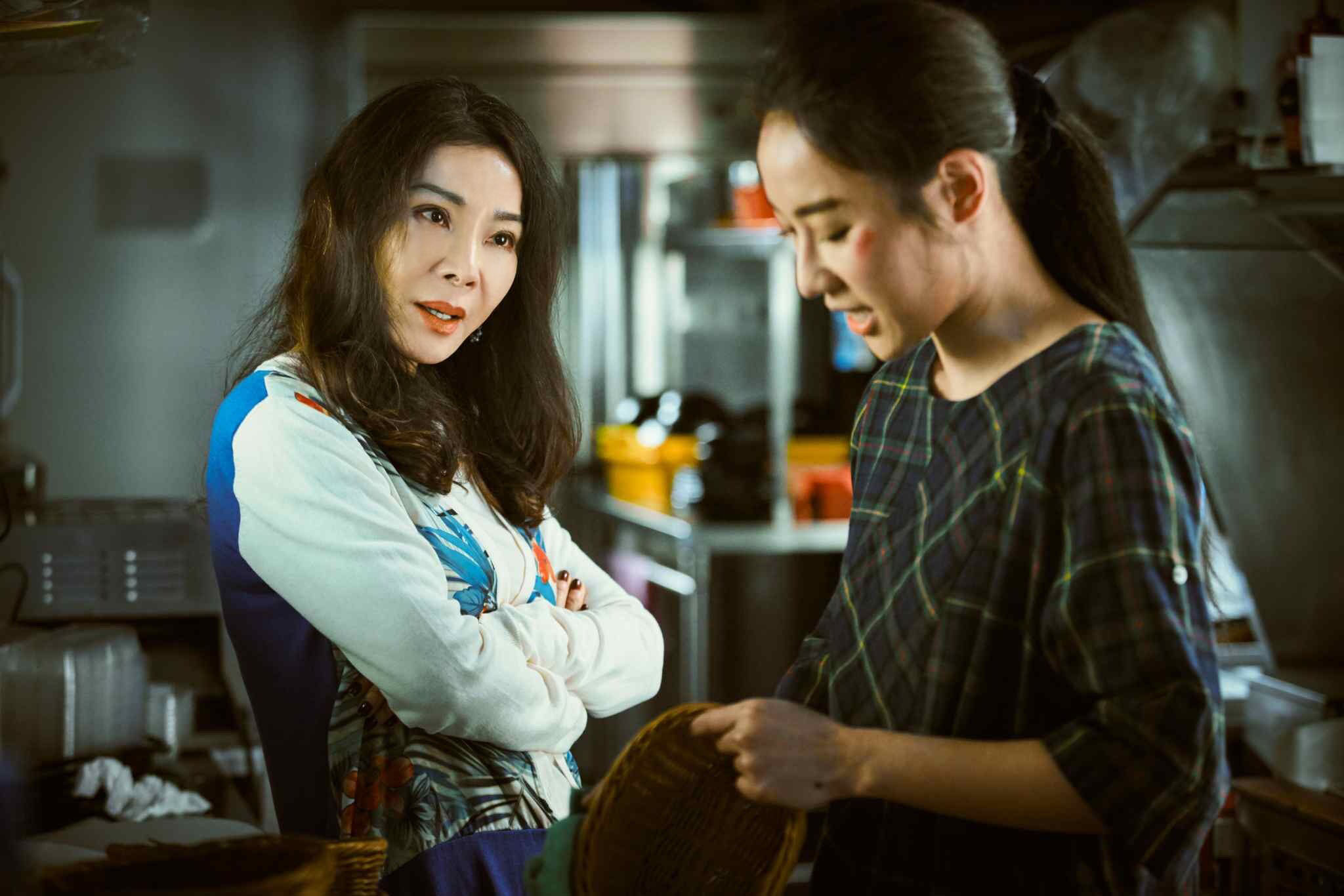 陳美鳳跟方宥心《三春記》中飾演母女,為了女性的幸福互相鼓勵。(民視提供)