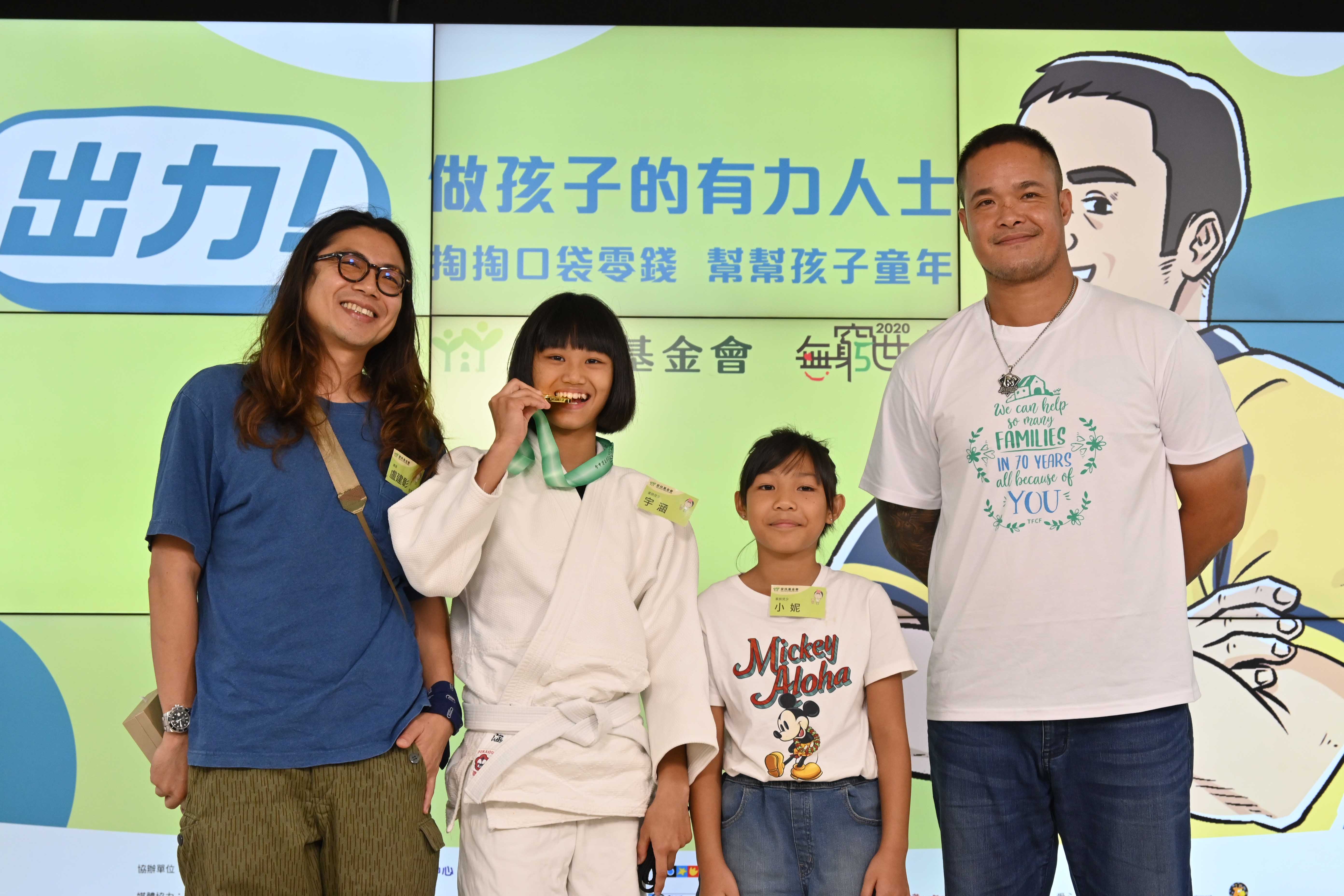 家扶兒少（左2）宇涵去年獲得2019總統教育獎殊榮，昨（19日）在全中運榮獲國女組柔道第三級金牌。（家扶基金會提供）