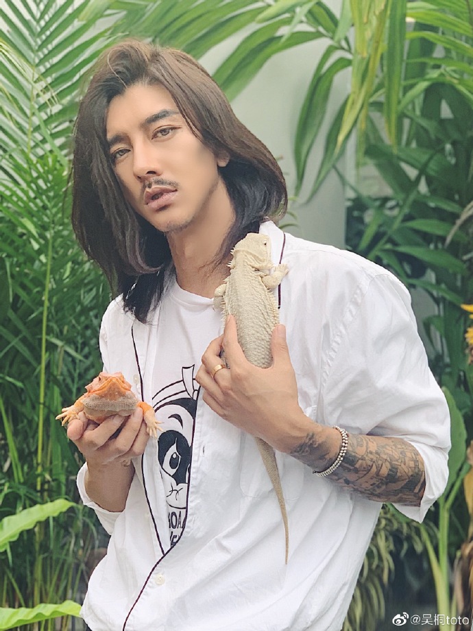 吳桐的新臉被說長得有像金城武。（翻攝吳桐微博）