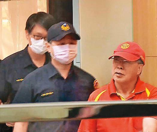 「台灣昇降設備檢查促進安全協會」祕書長簡政健(右),被懷疑是白手套,訊後被檢方諭令以40萬元交保,他離開北檢時仍否認犯行。(翻攝TVBS)