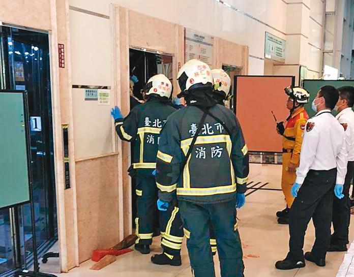 世新大學1部電梯在今年初驚傳保養人員慘遭夾死,事後有人良心不安,寄出檢舉信向檢調抖出市府官員向業者索賄不法。(翻攝畫面)