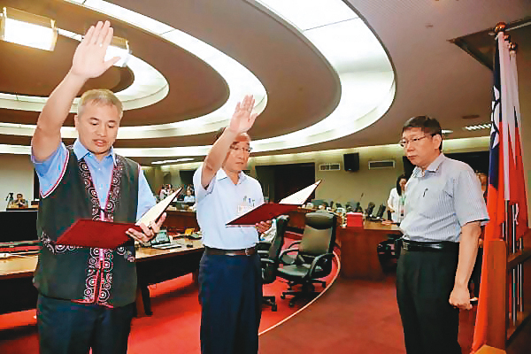 台北市政府官員風波不斷，原民會前主委陳誼誠（左）因偷親退休女老師，遭判拘50日確定，成為柯市府第25位走人首長。（台北市政府提供）