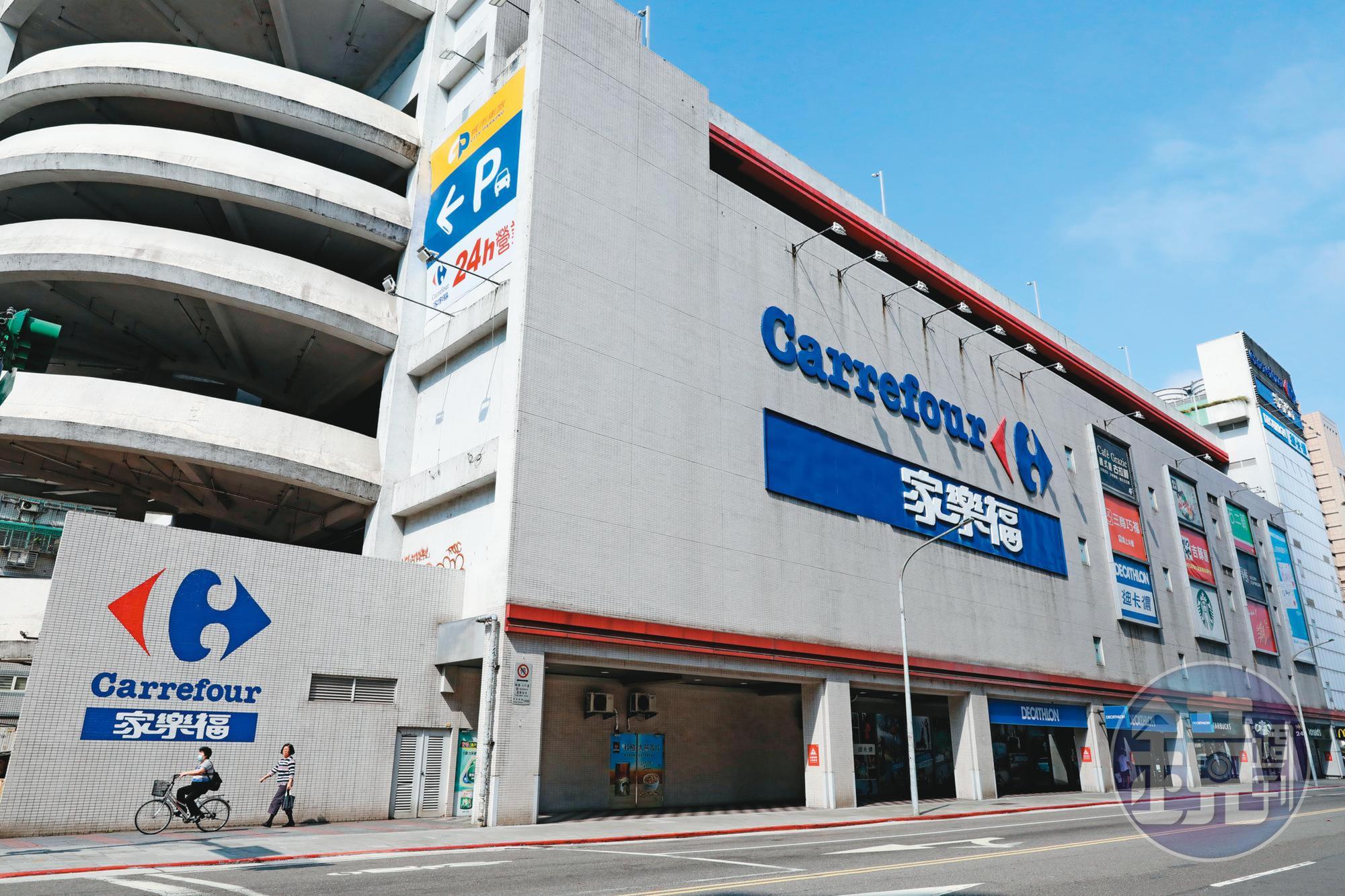 檢調發現,家樂福桂林店3年前升降設備檢查時,檢驗電梯的業者竟上傳假照片供市府抽驗,建管處人員索賄8萬元了事。