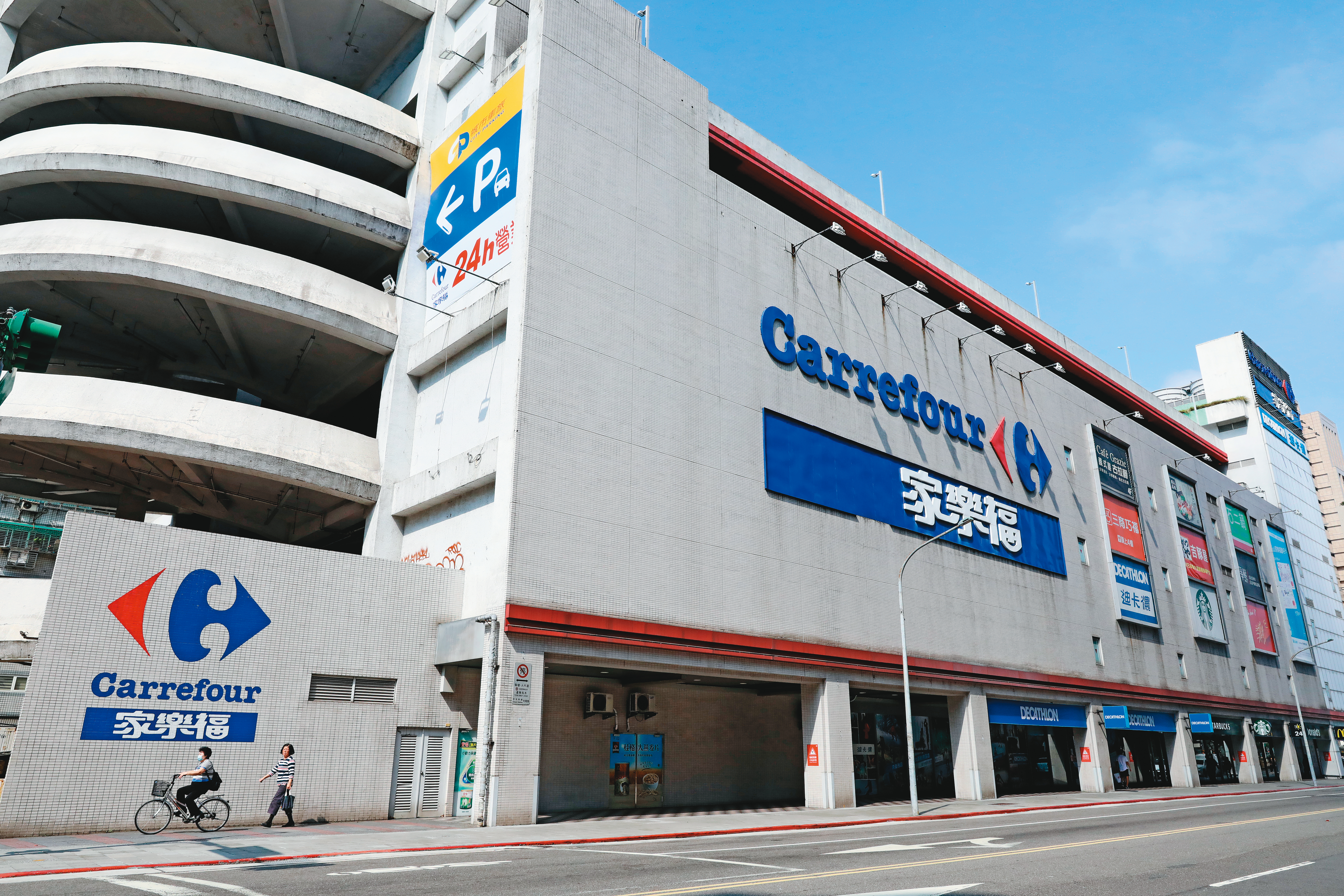 檢調發現，家樂福桂林店3年前升降設備檢查時，檢驗電梯的業者竟上傳假照片供市府抽驗，建管處人員索賄8萬元了事。