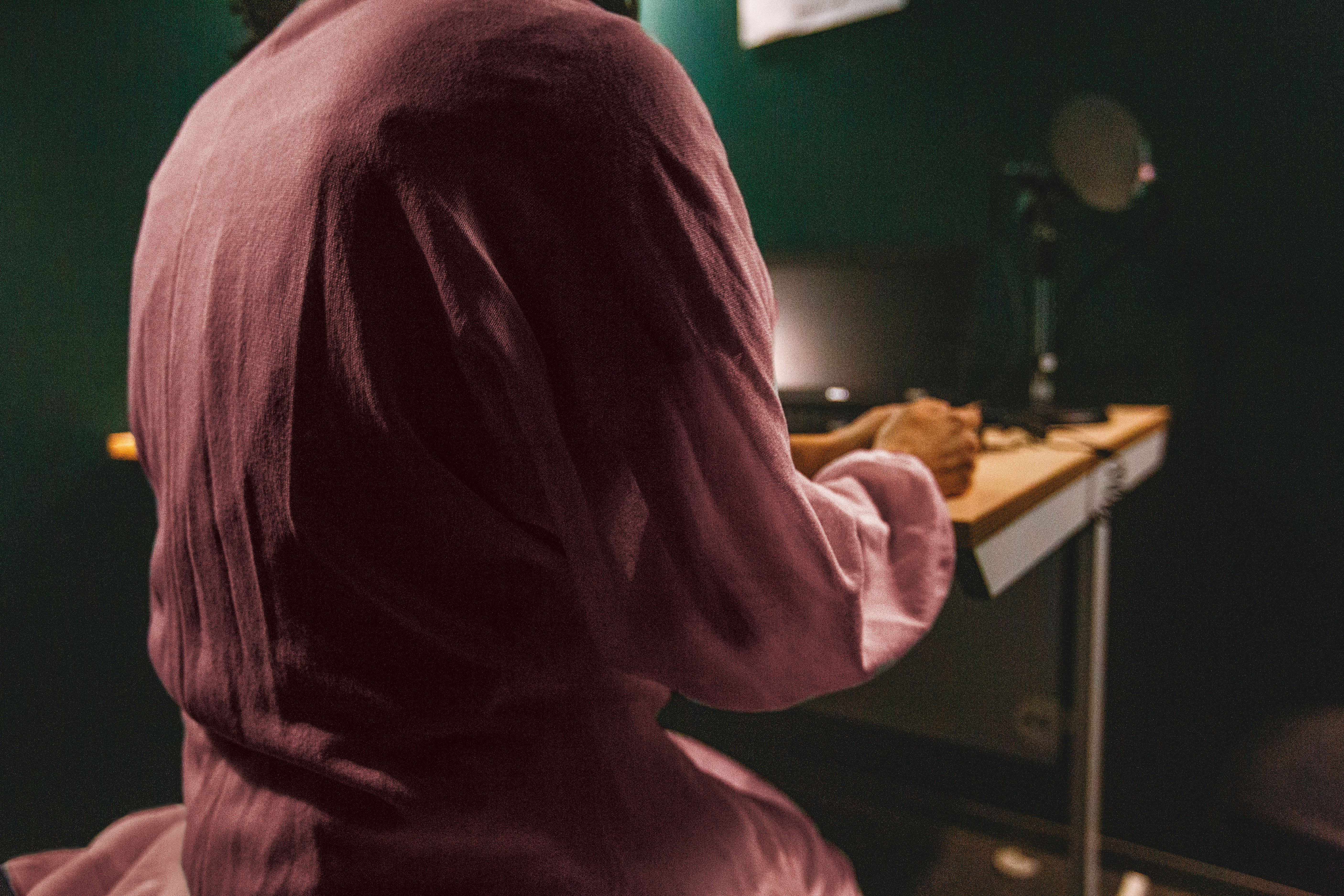 爆料者C老師指控，遭鄭建信性騷擾長達4年，身心受到巨大傷害，至今還要接受心理治療。（為保護當事人，已變裝處理）