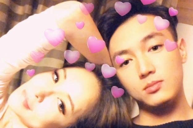 Elva蕭亞軒與小男友黃皓，互依互靠。（翻攝自Elva臉書）