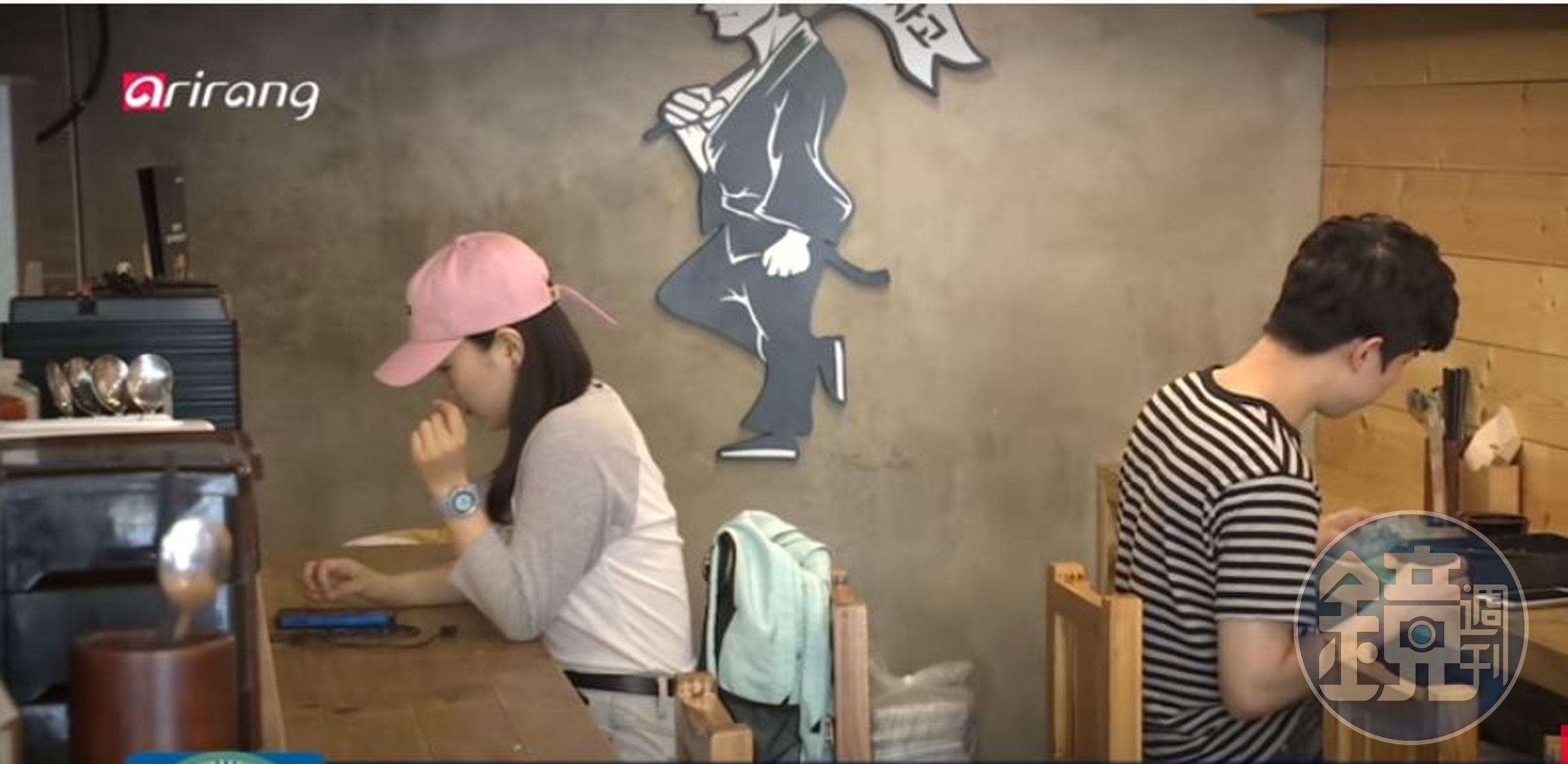 因應「孤獨族」次文化，有些韓國餐廳還特別劃出單獨用餐的座位。（翻攝arirang電視）