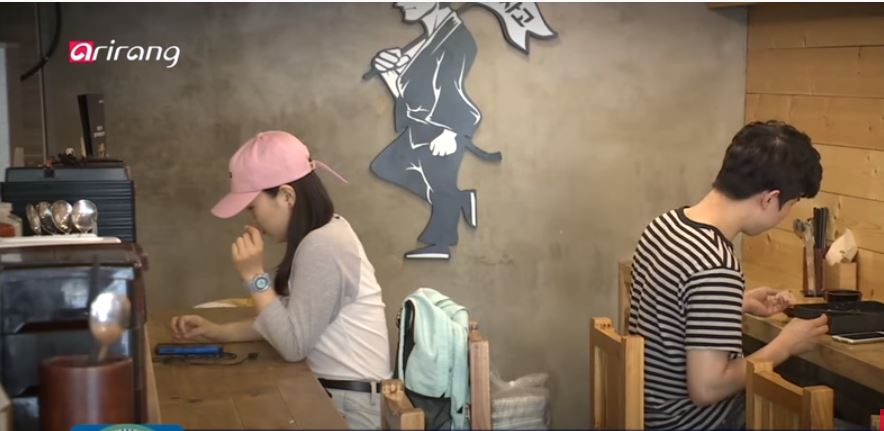 因應「孤獨族」次文化，有些韓國餐廳還特別劃出單獨用餐的座位。（翻攝arirang電視）