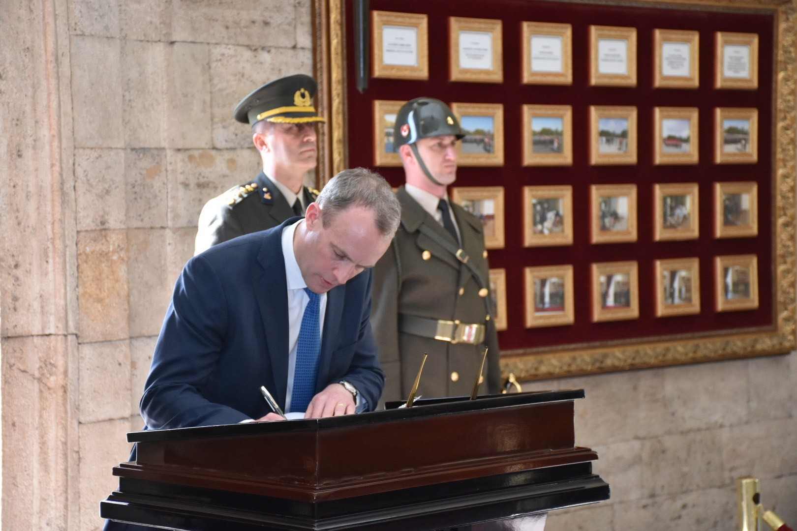 英國外交大臣拉布（Dominic Raab）宣布，立即無限期中止與香港之間引渡協議。（翻攝自推特@DominicRaab）