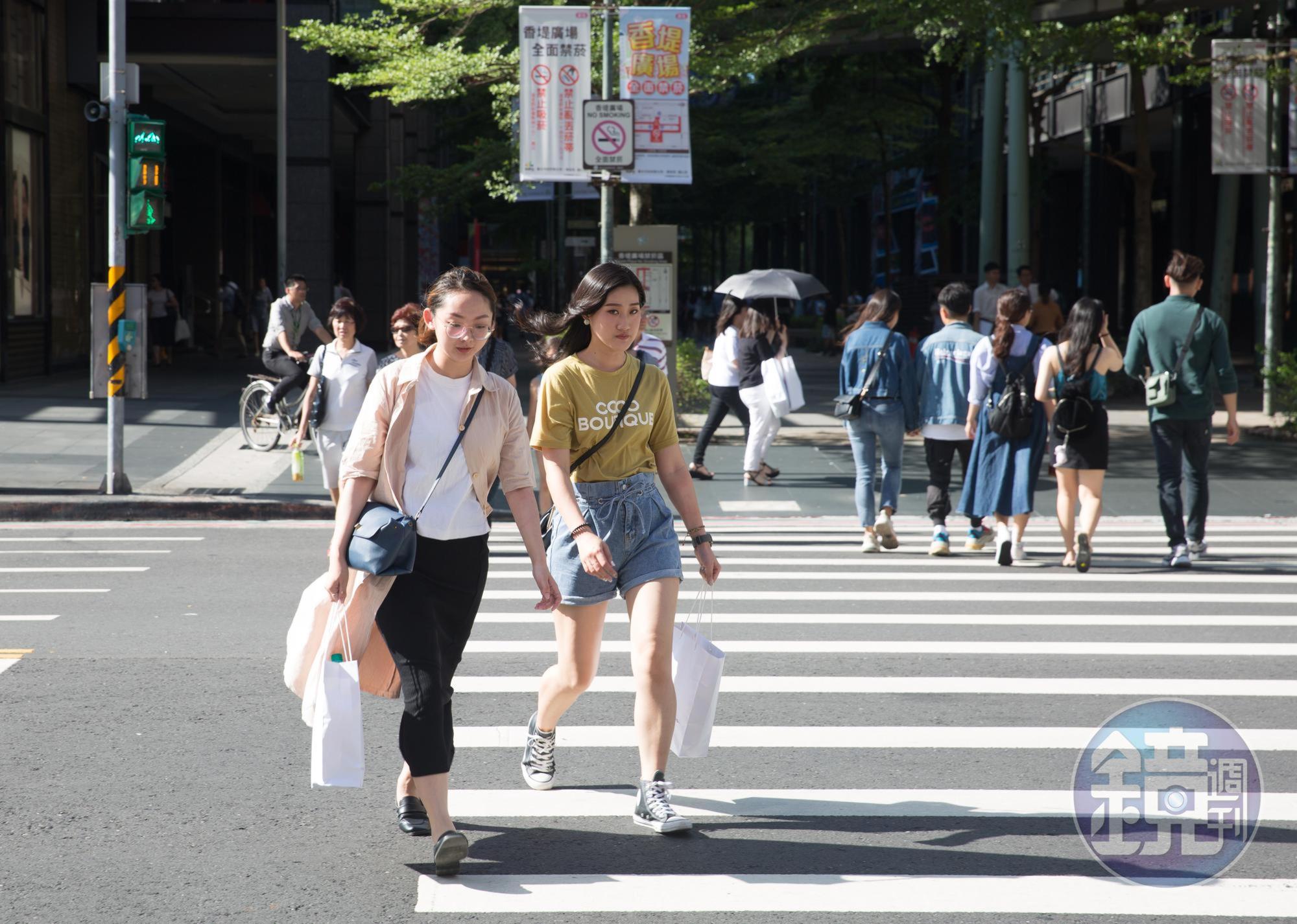 全台17縣市高溫燈號,氣象局提醒,避免戶外活動,若必要外出時請注意防曬、多補充水份、慎防熱傷害。