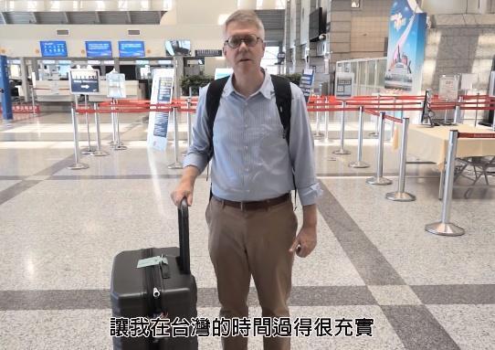 AIT高雄分處長歐雨修(圖)駐台3年將卸任,發布全程講台語的影片感性道別。(翻攝自美國在台協會高雄分處 AIT Kaohsiung臉書影片)