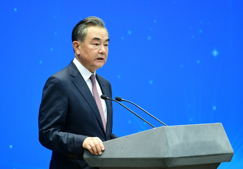 外交部長王毅頌讚習近平是「偉大的戰略家」。(翻攝自中國外交部網站)