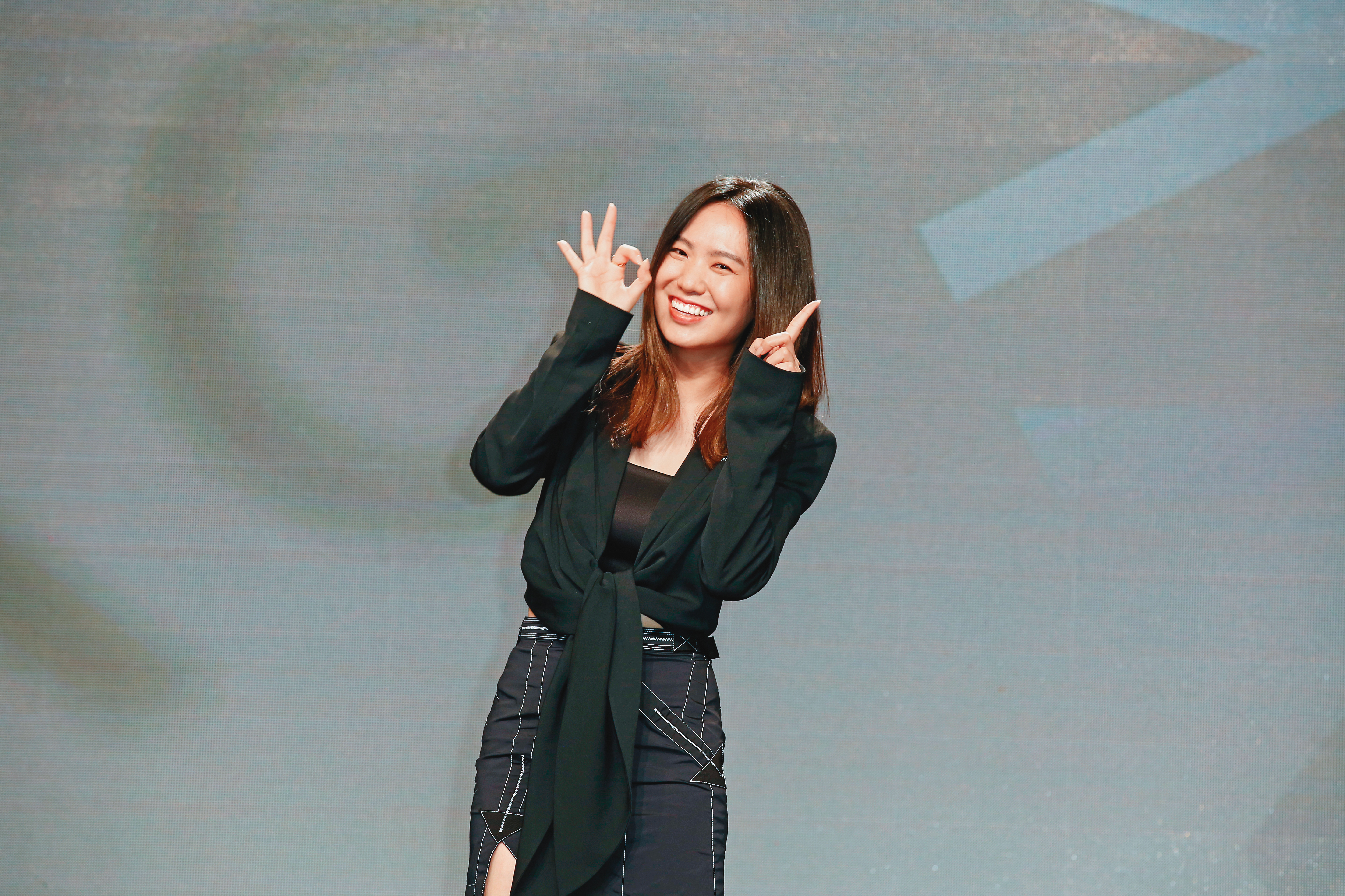 孫盛希比出「3」和「1」手勢，莫非是為政府喉舌，官宣振興三倍劵？