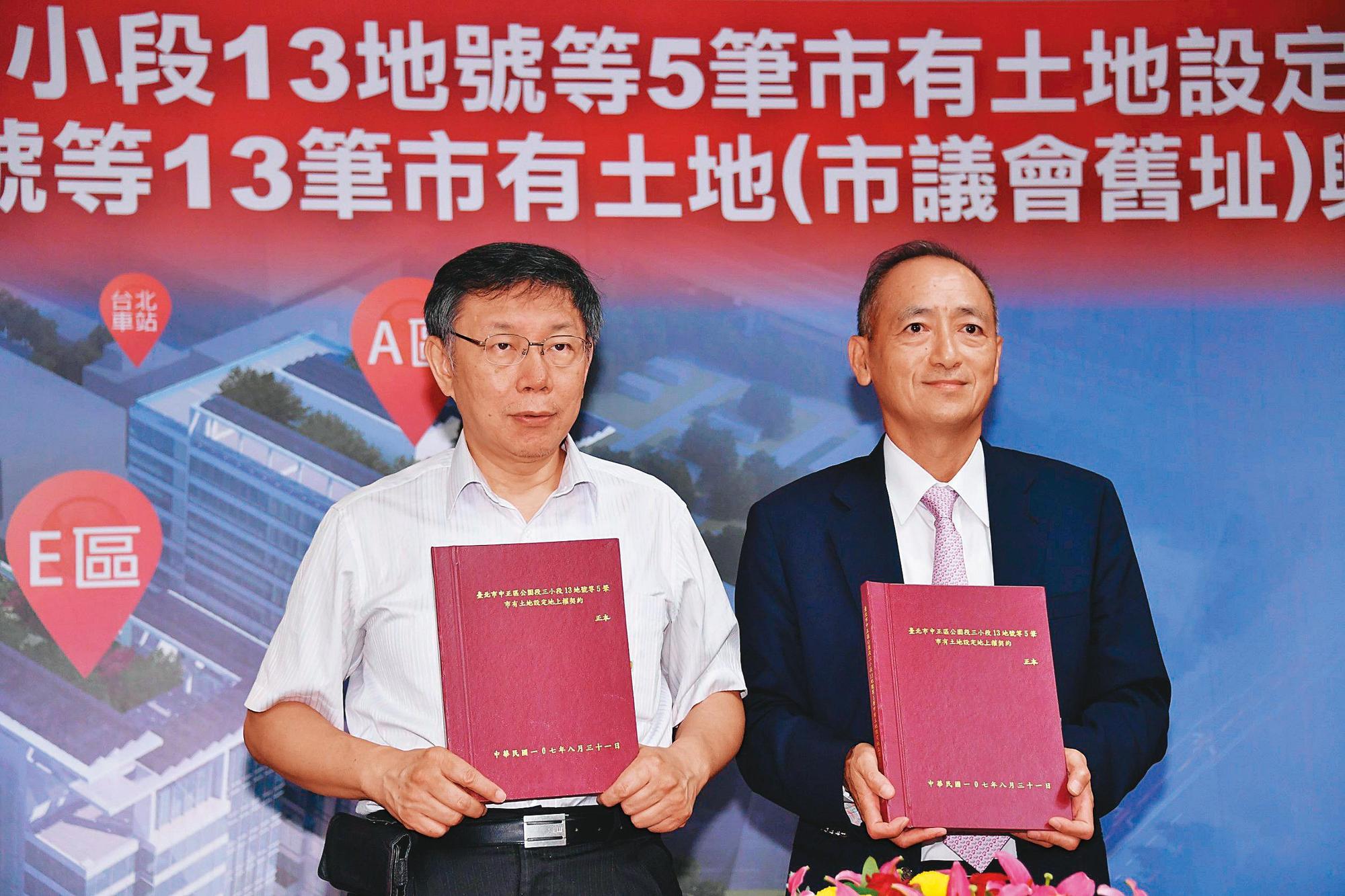 廖年毓（右）自立門戶後，曾標下台北市議會BOT等大案。（台北市政府）
