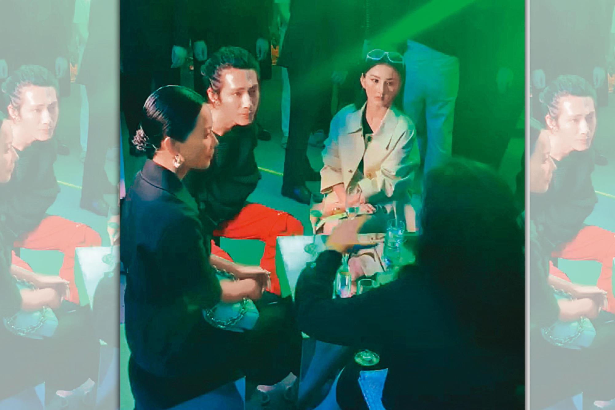 宋祖兒(右)日前參加一場時尚趴,她與另外3位人士坐在一起,安靜地聽他人聊天。(讀者提供)