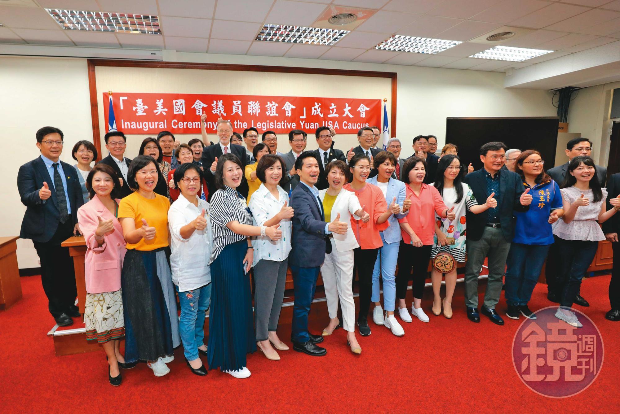 由70餘位跨黨派立委組成的「台美國會議員聯誼會」20日在立法院成立,美國在台協會(AIT)處長酈英傑(Brent Christensen)(中)出席成立大會,朝野立委盼明年能夠組團參加美國總統就職典禮或與新任國會議員交流。