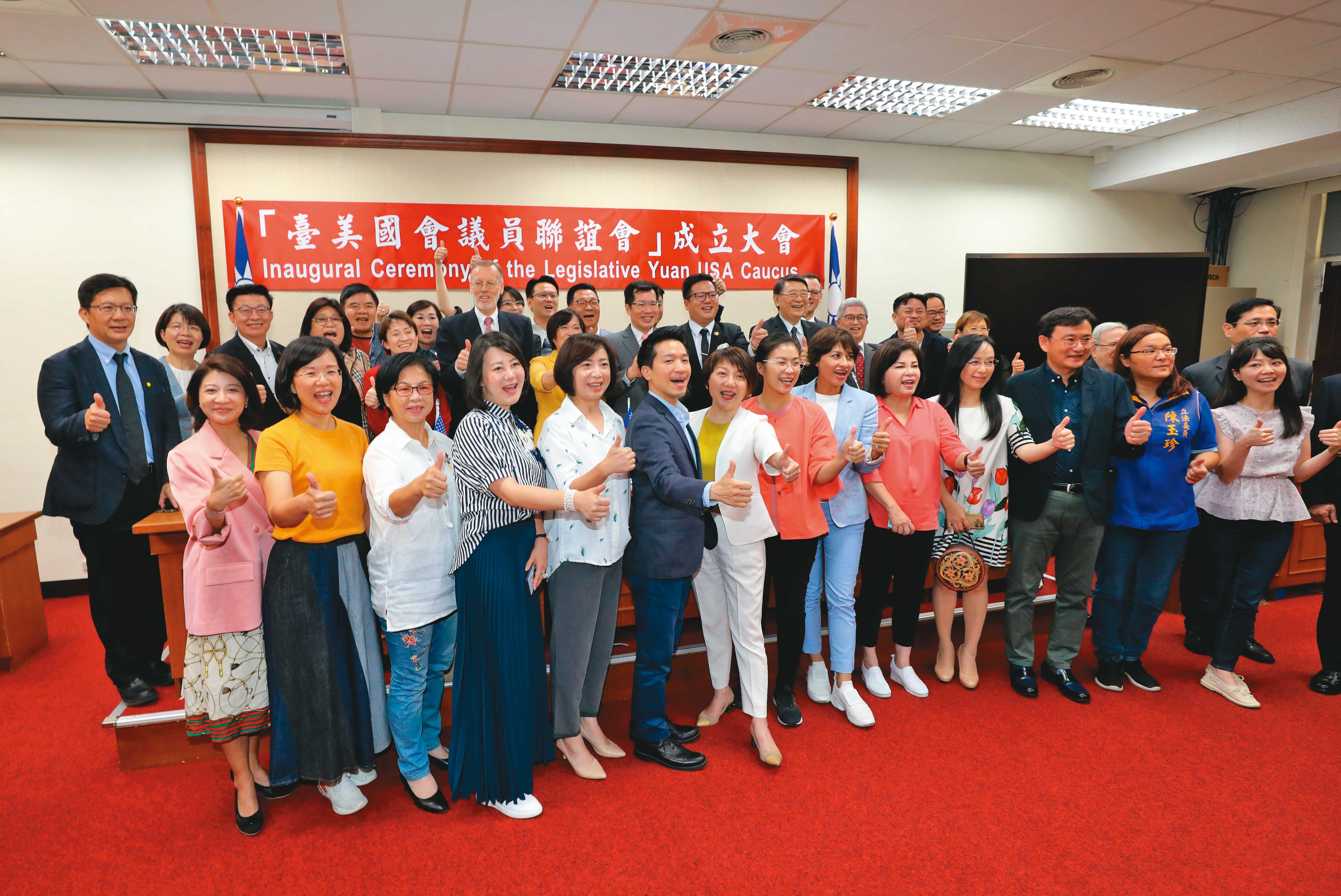 由70餘位跨黨派立委組成的「台美國會議員聯誼會」20日在立法院成立,美國在台協會(AIT)處長酈英傑(Brent Christensen)(中)出席成立大會,朝野立委盼明年能夠組團參加美國總統就職典禮或與新任國會議員交流。