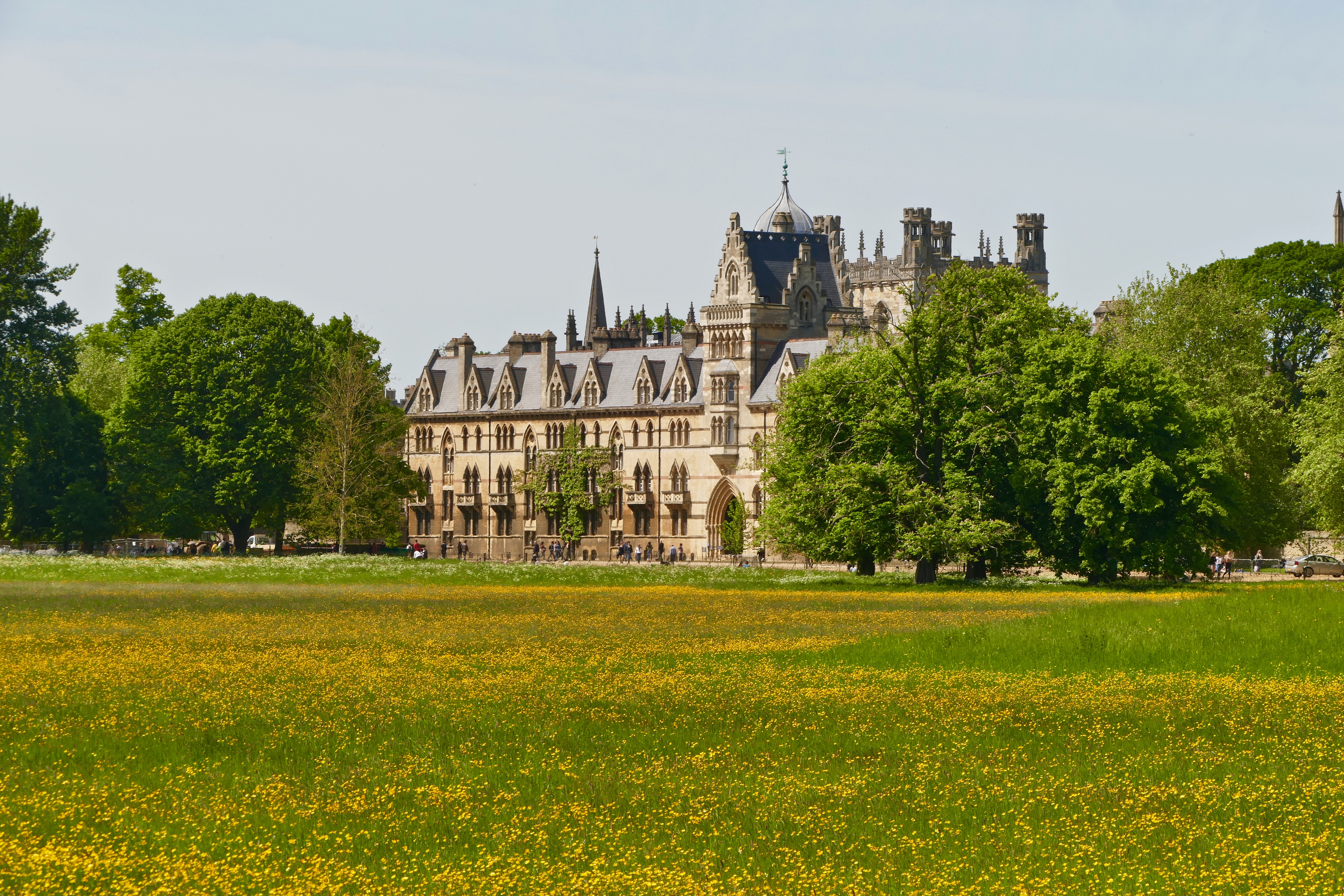 英國牛津市議會通過一項與台灣城市締結姊妹市的提案，圖為牛津市基督堂草坪。（東方IC）