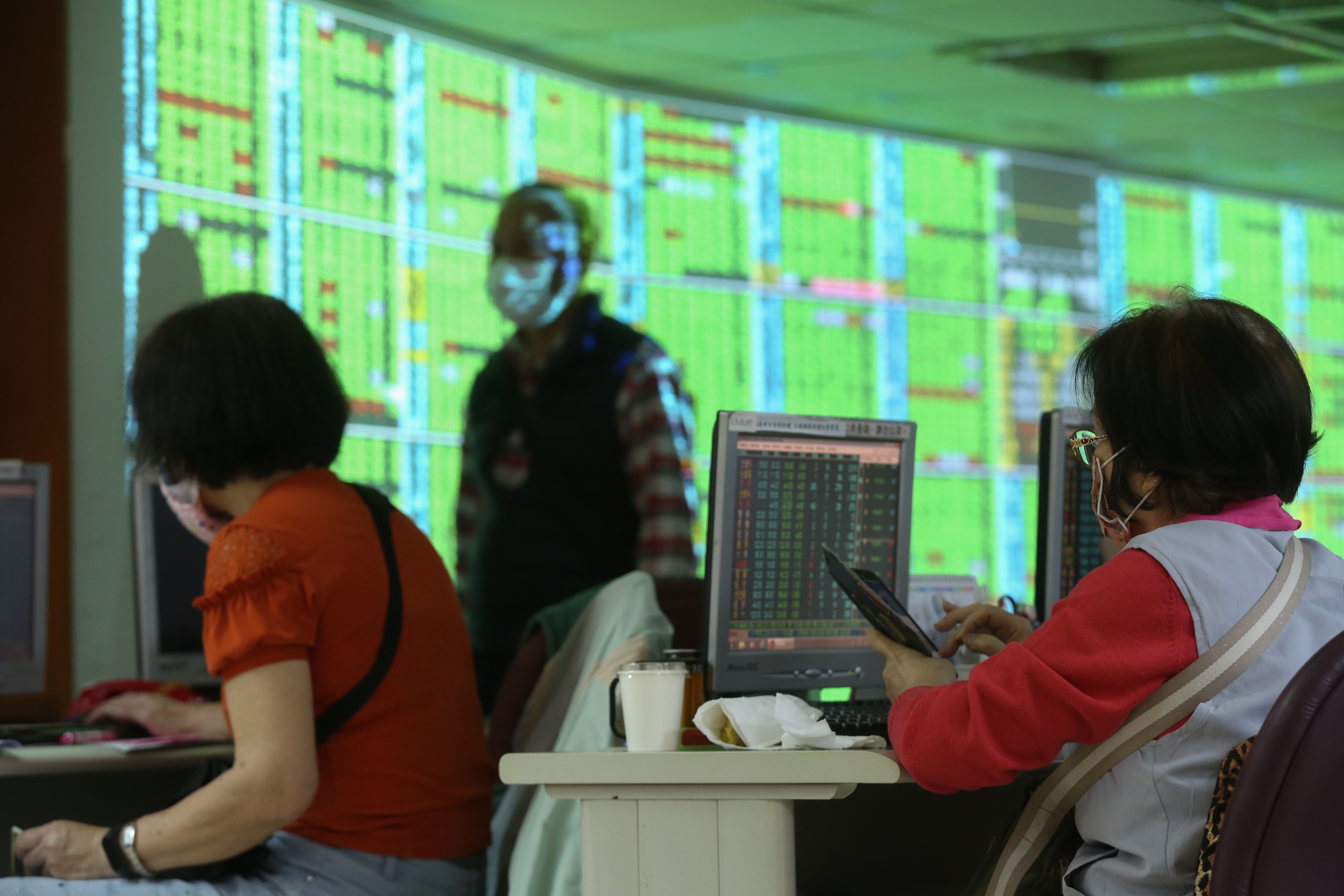 年初疫情爆發，林藥師看準行情，拿2成資金做空，再將獲利轉進存股標的。