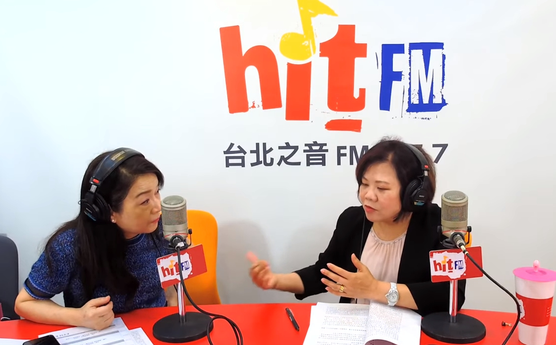 勞動部長許銘春接受專訪，表示勞保年改是「不得不做的事情」。（翻攝自hitfm YouTube頻道）