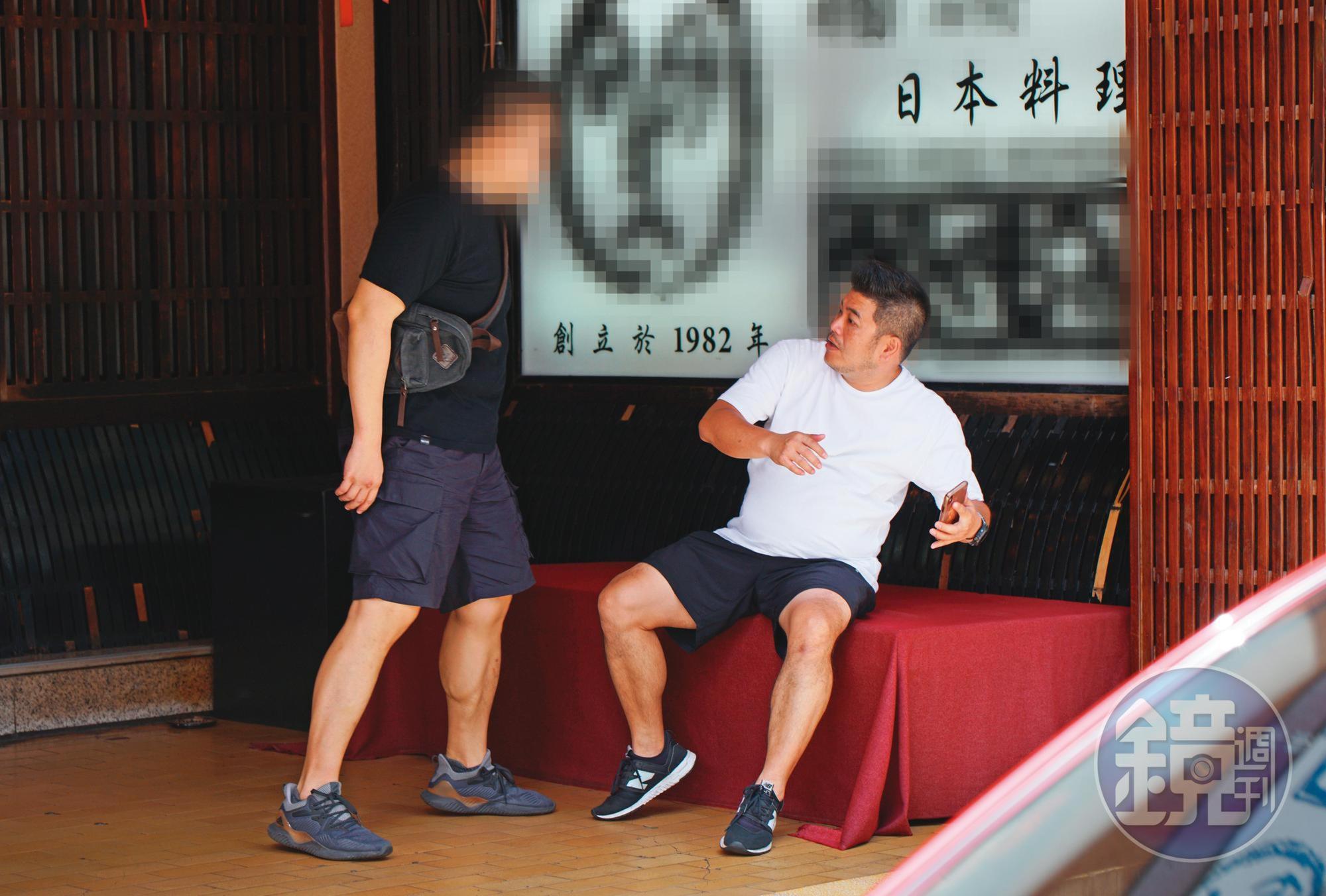 黑衣人出現，馬國畢驚到慌了手腳，反應相當大。（讀者提供）