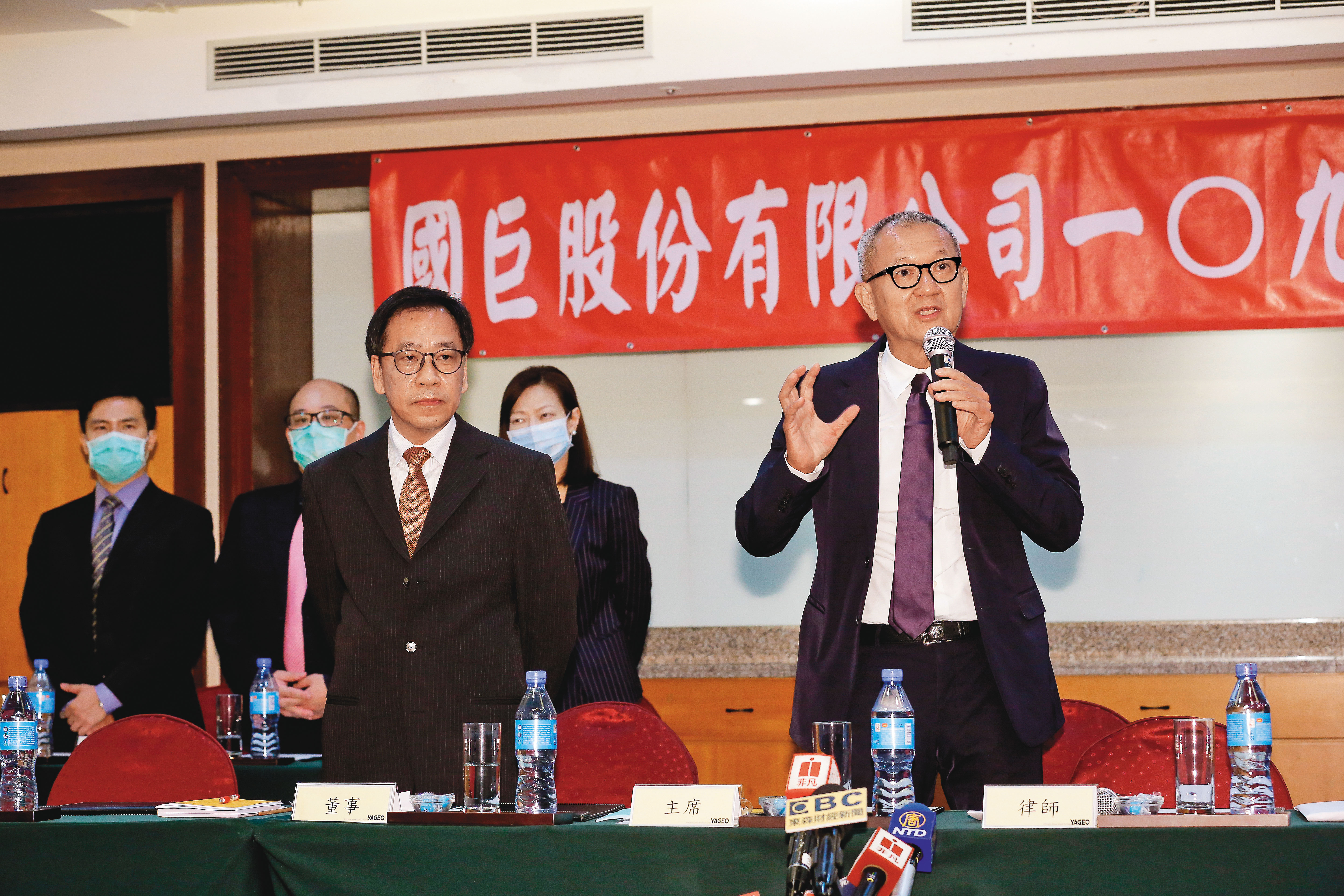 近年來大動作海外併購，陳泰銘（右）在今年股東會上，強調併購美商基美對國巨的貢獻將從下半年逐步顯現。