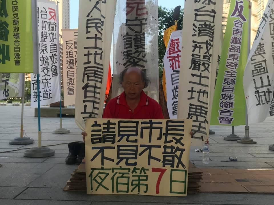 林金連於台中市政府前夜宿抗爭第7日。（黎明幼兒園臉書照片）