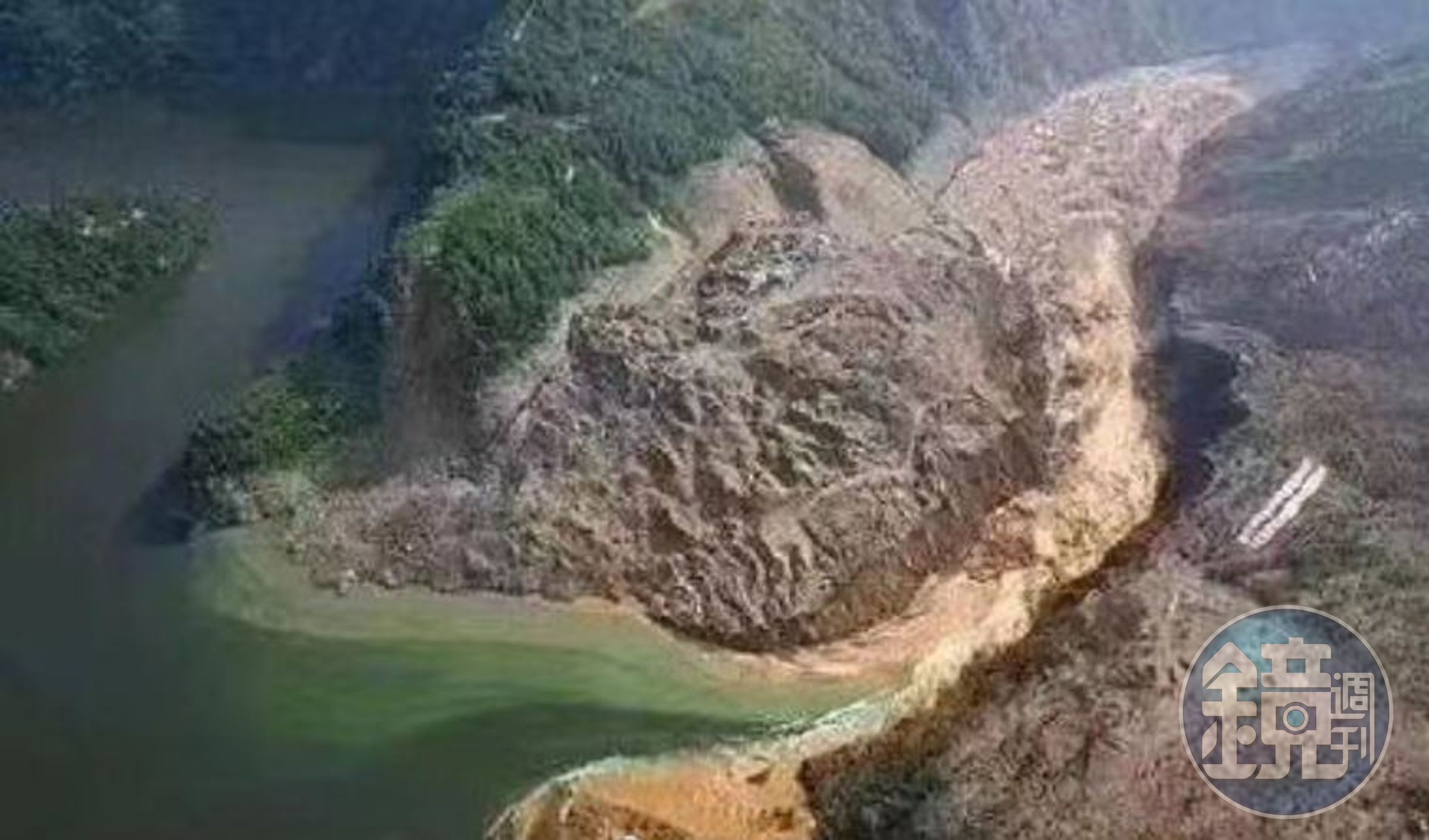 屯堡鄉馬者村沙子壩滑坡，造成清江上游形成堰塞湖，隨時有潰壩形成洪水下洩危險。（翻攝自湖北日報）