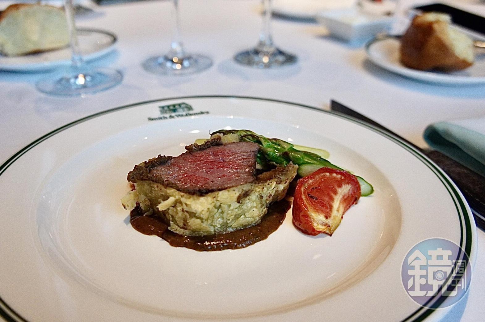 用牛腰肉做成的「威靈頓菲力牛排」，搭配馬德拉醬，肉質柔軟，整體口感酥香。（4,800元套餐菜色）