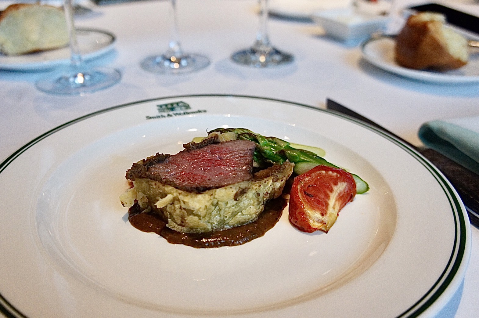 用牛腰肉做成的「威靈頓菲力牛排」，搭配馬德拉醬，肉質柔軟，整體口感酥香。（4,800元套餐菜色）