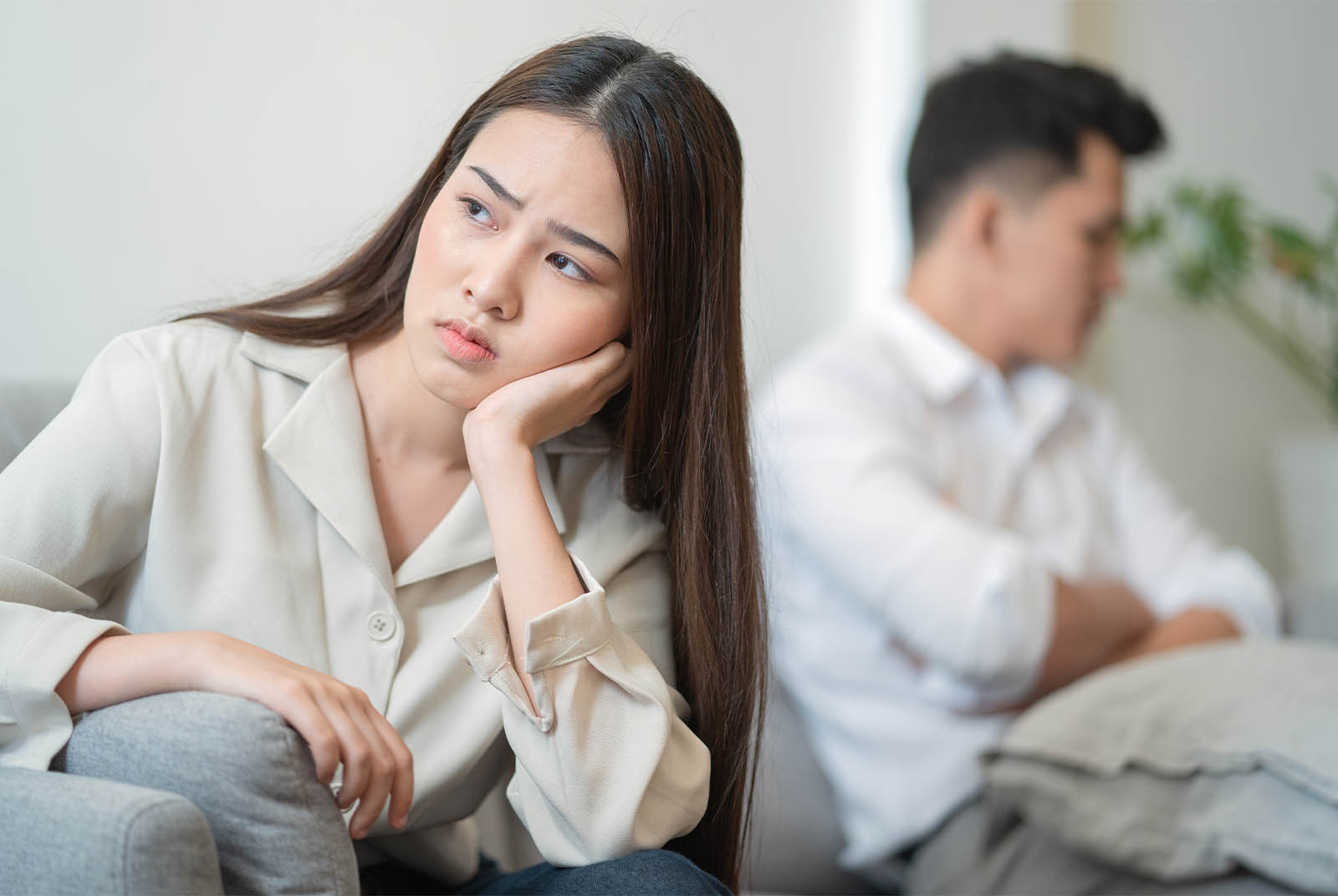 一名女網友的男友日前買預售屋，但希望她能一同幫忙往後的房貸，律師呂秋遠對此發表看法。（取自shutterstock）