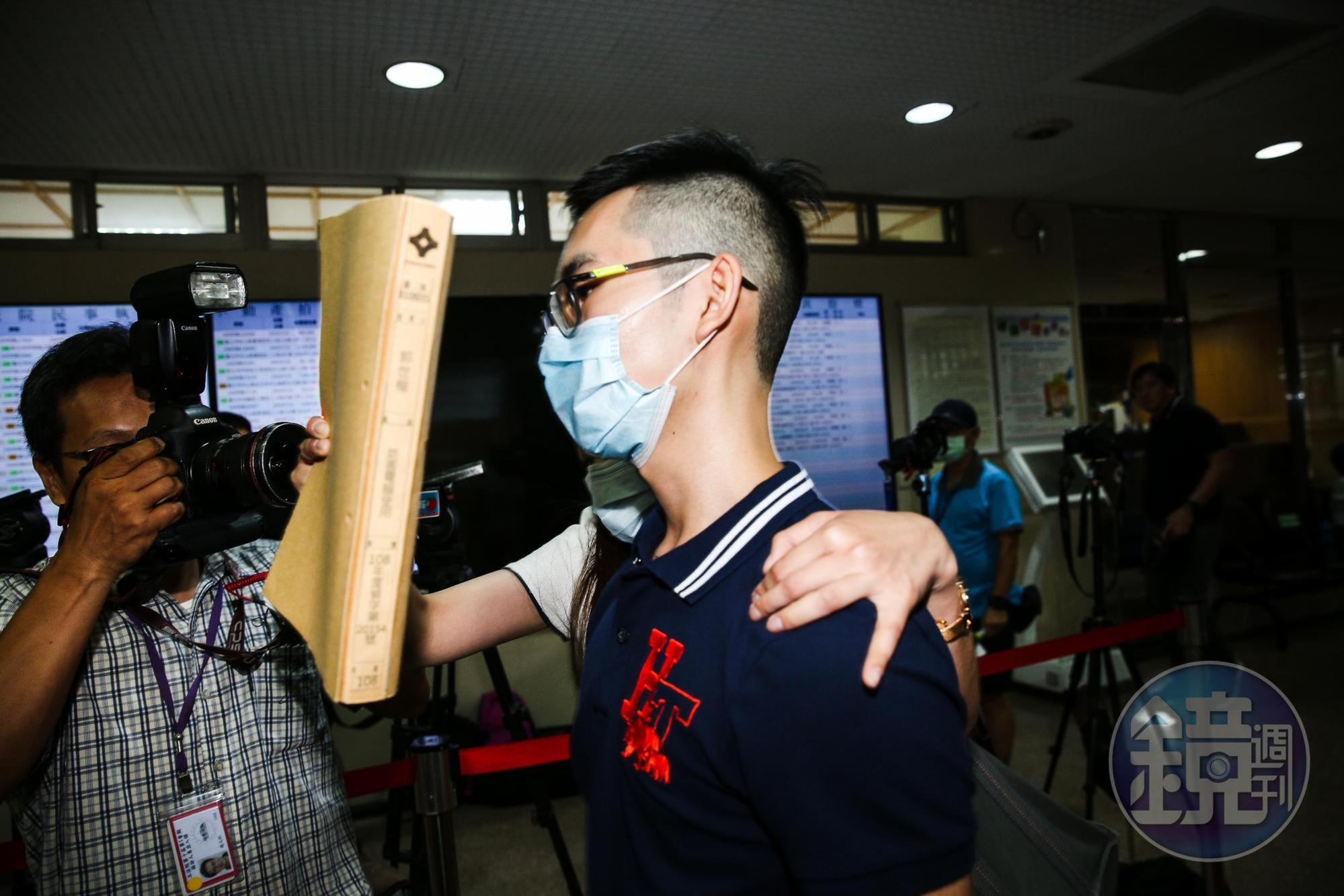 王銓勵控告台北美國學校郭姓學長(圖)偷臉書帳密,今(21日)在台北地院開庭,因雙方和解金額談不攏,法官宣布擇期宣判。