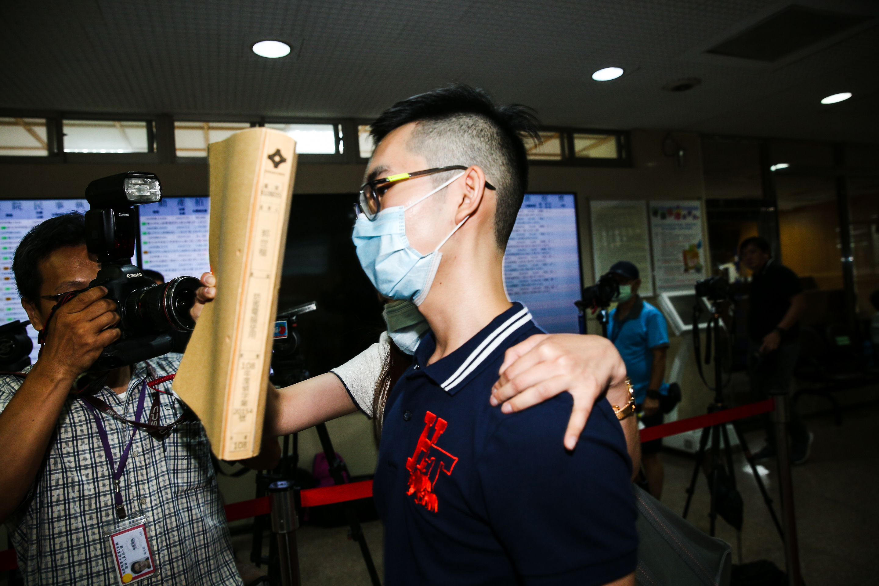 王銓勵控告台北美國學校郭姓學長（圖）偷臉書帳密，今（21日）在台北地院開庭，因雙方和解金額談不攏，法官宣布擇期宣判。