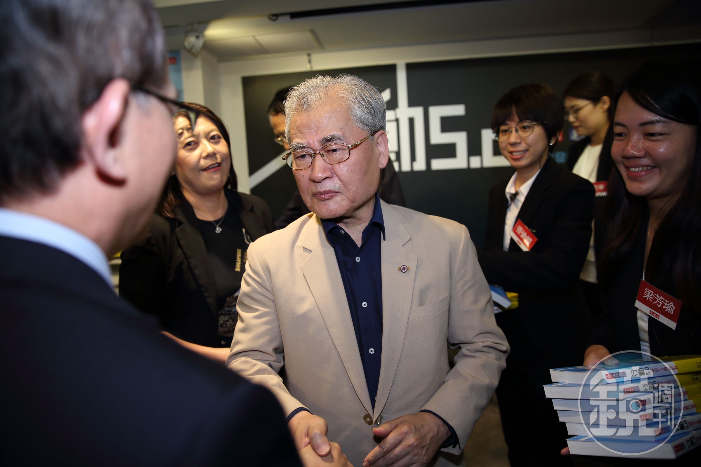 前行政院長毛治國（白衣者），是「台北市獨立董事協會」發起人之一，近日因香港通過國安法，恐引發國安危機。