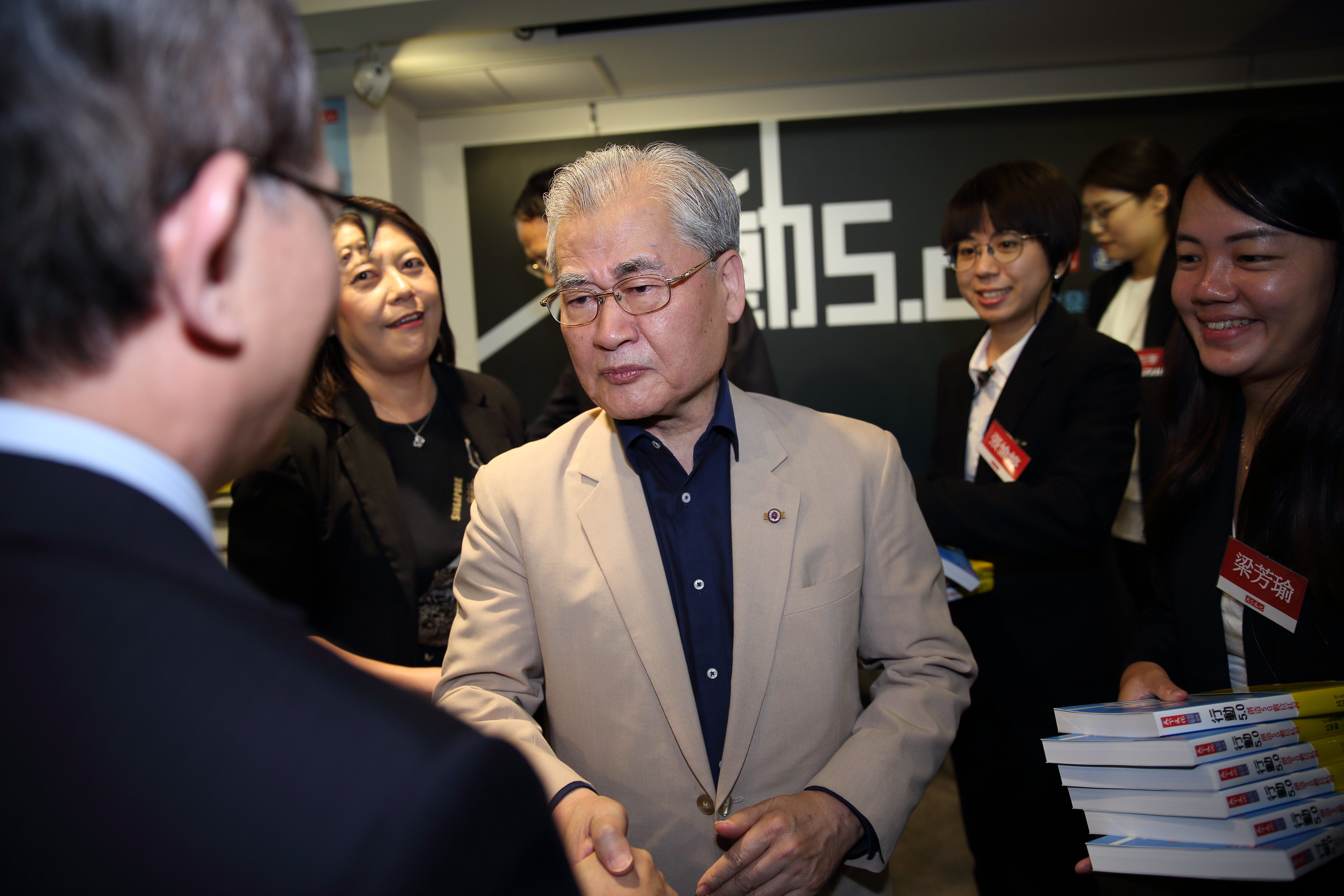 前行政院長毛治國（白衣者），是「台北市獨立董事協會」發起人之一，近日因香港通過國安法，恐引發國安危機。