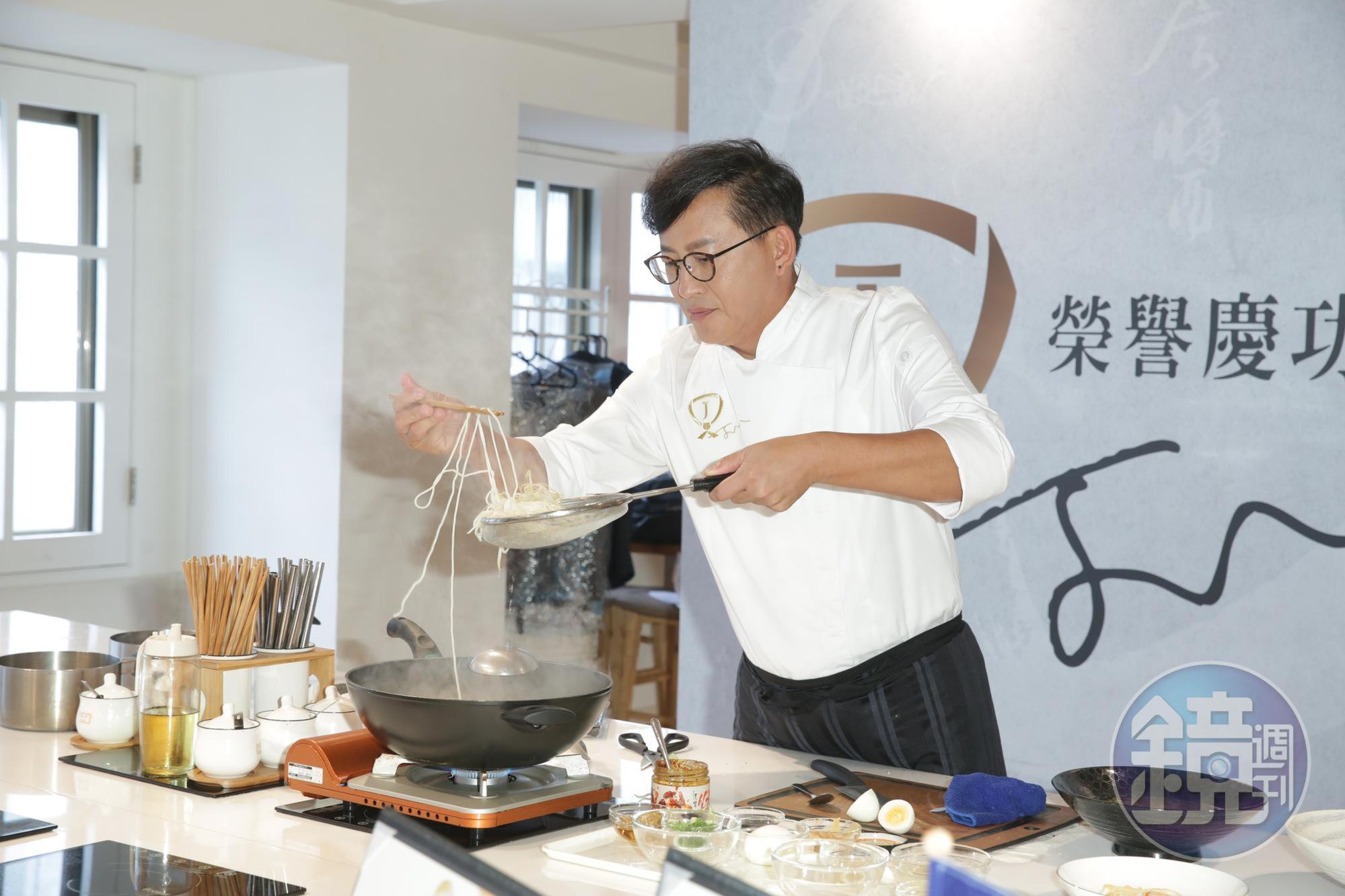 詹姆士親自下廚示範拌麵新口味「蔥油雞汁」。