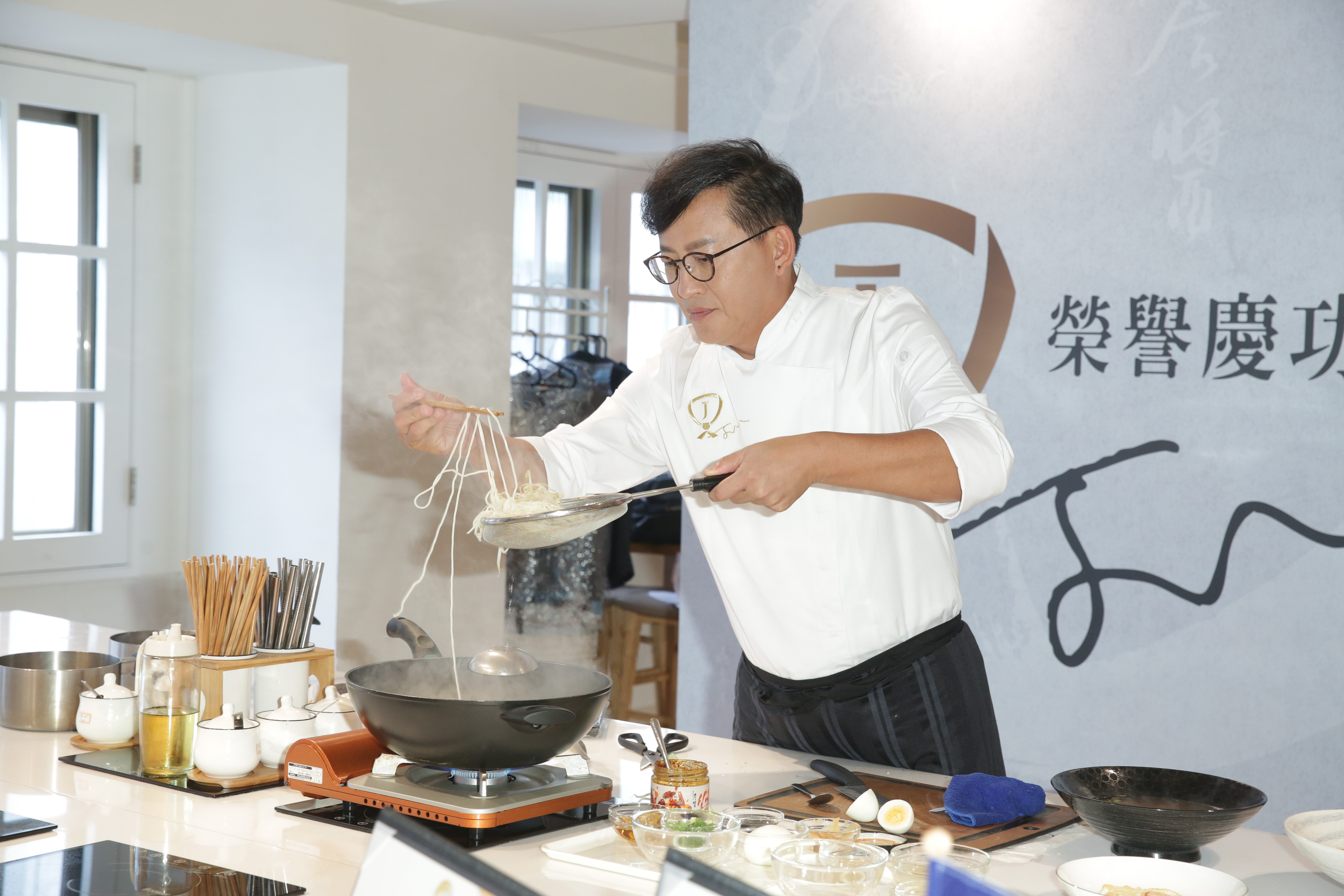 詹姆士親自下廚示範拌麵新口味「蔥油雞汁」。