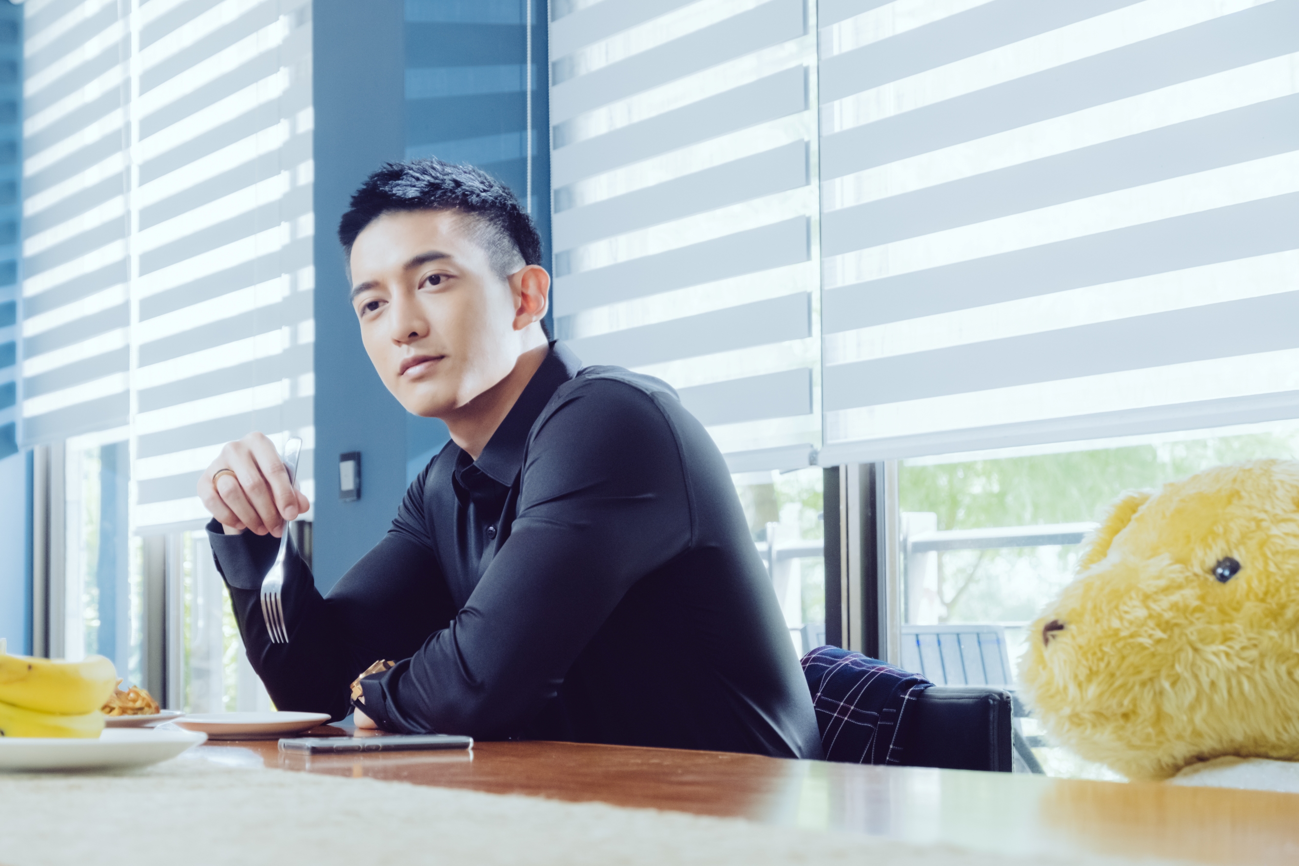 王家梁在三立《我的青春沒在怕》中演一個寵妹狂的哥哥。（三立提供）