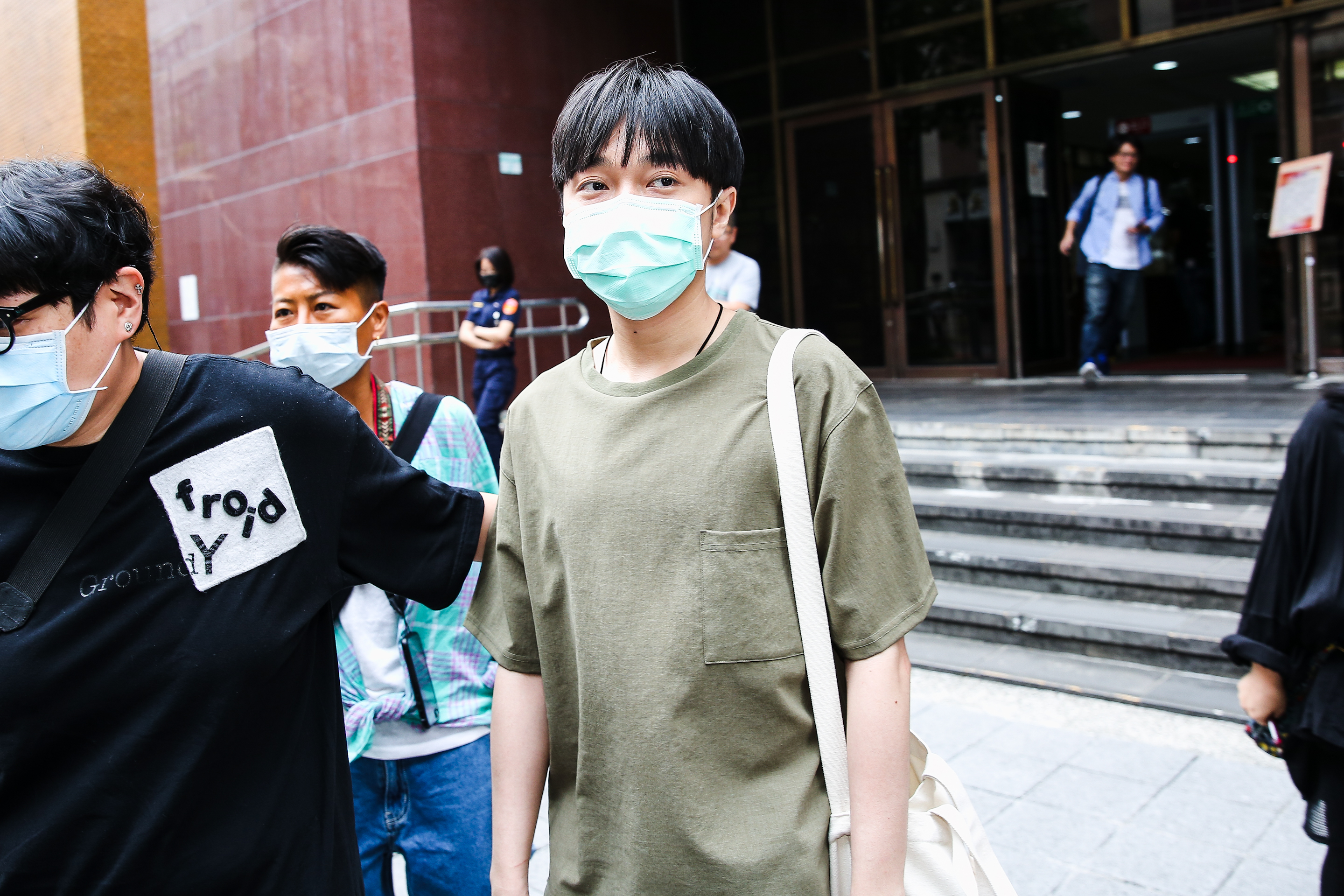 蘇打綠主唱吳青峰遭恩師林暐哲指控違反《著作權法》，台北地院首度開庭，青峰否認犯罪。