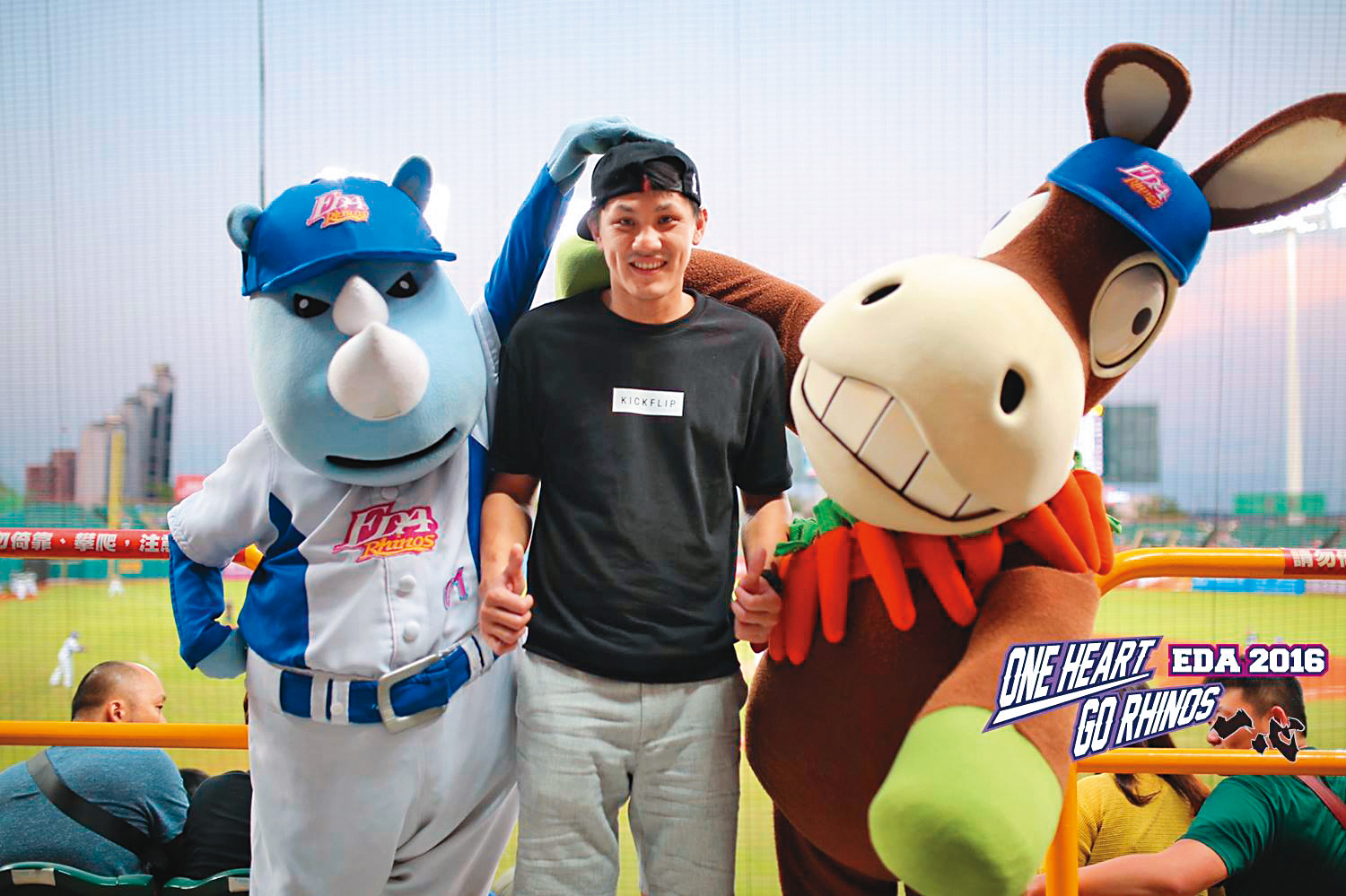 ↑ 周士淵曾是裕隆招牌球星，被當成明星一般對待。（翻攝自義大犀牛臉書）