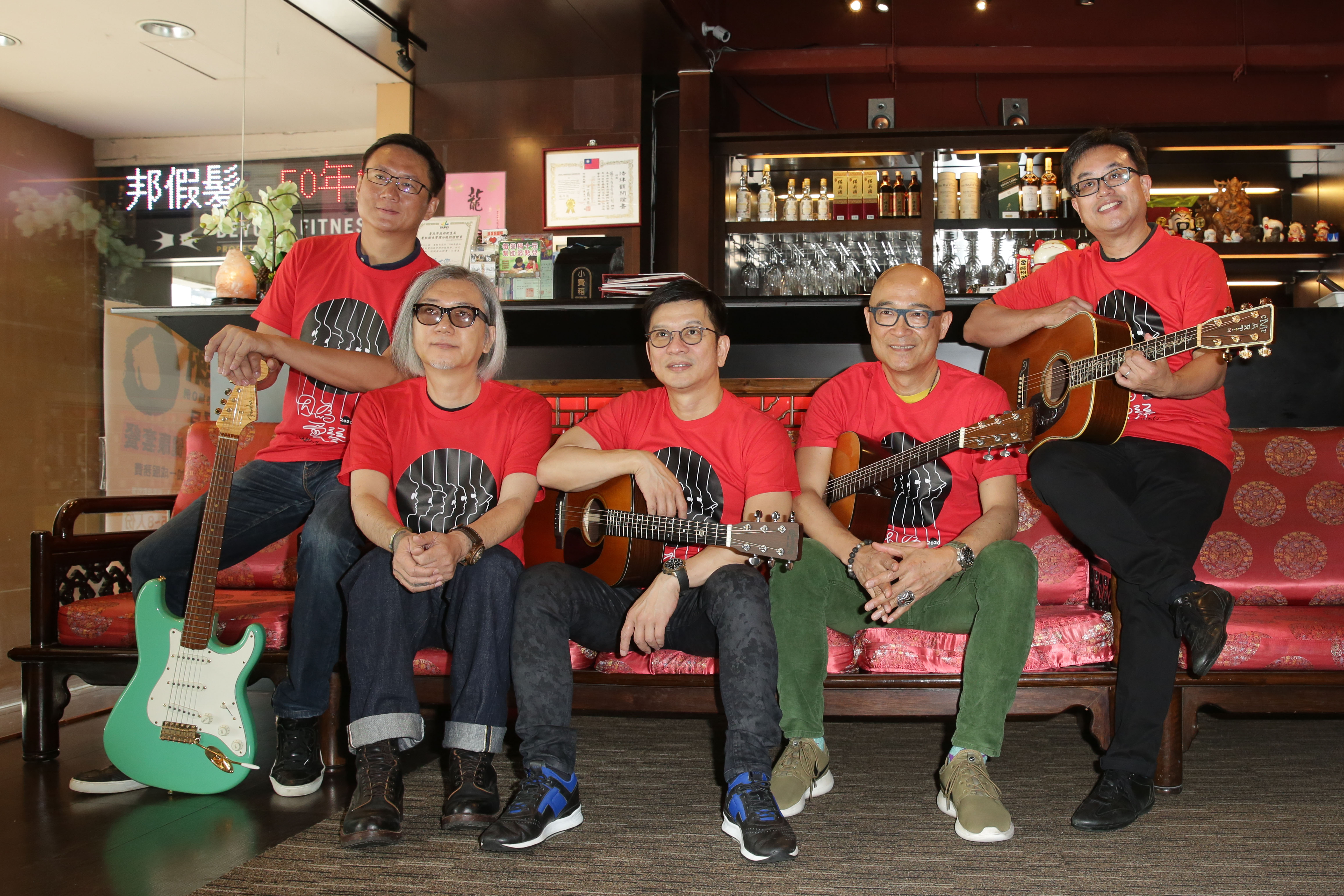 音樂人陳子鴻（中）、王治平（右2）、前廣達副總洪本展（右1）、大大娛樂李明智（左2）與育典樂器陳子文（左1）等人共同籌辦《因為愛琴吉他音樂節》。