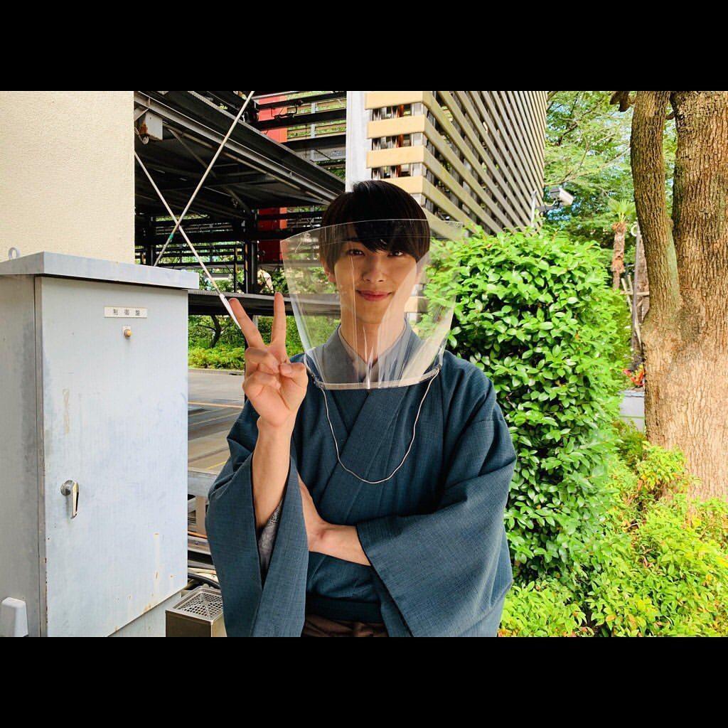 橫濱流星主演新劇《我們的愛情不正常》於6月復拍，他曾在IG分享拍攝時戴防疫面具的照片。（翻攝橫濱流星IG）