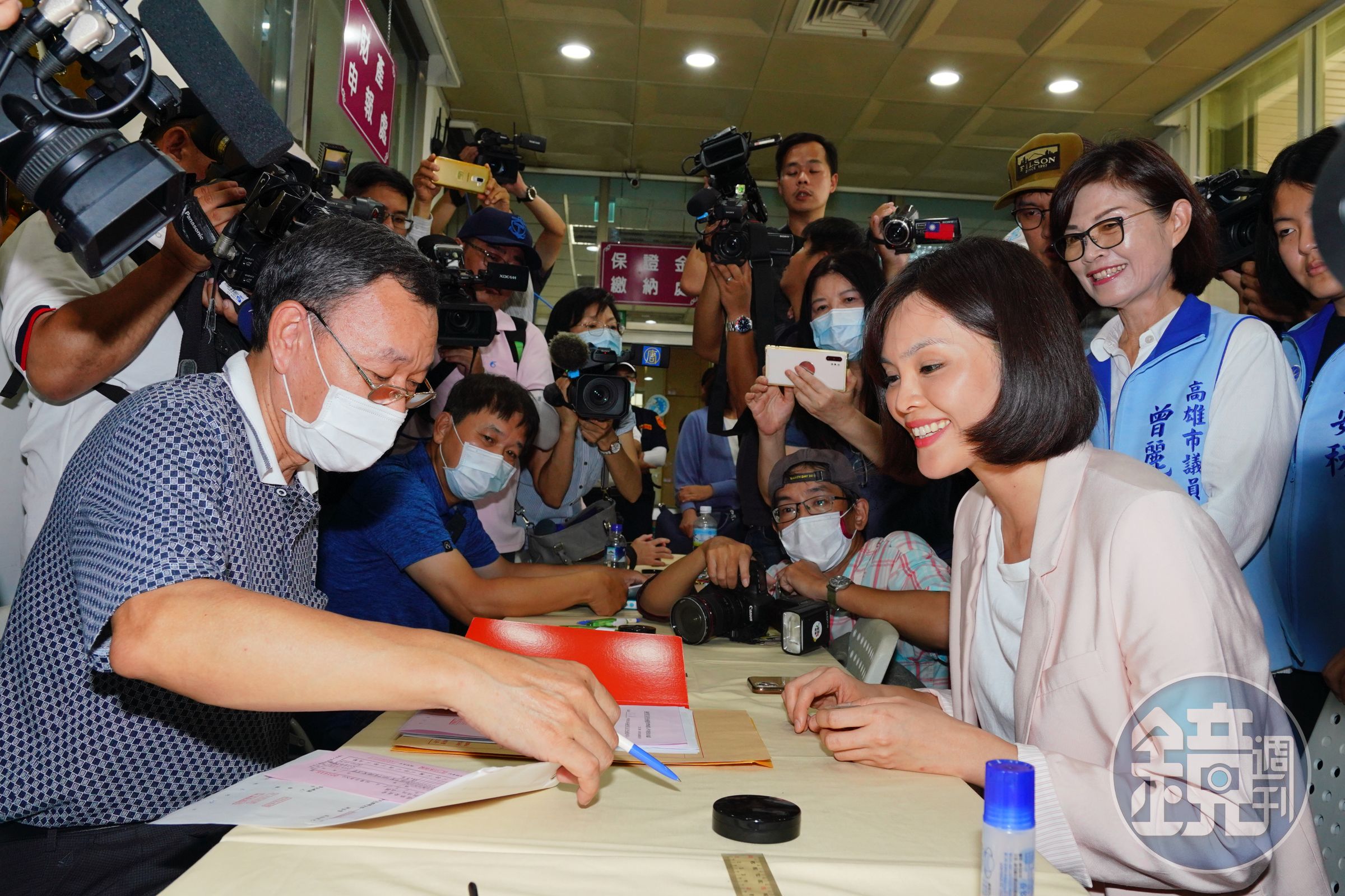 狠酸對手政見「複製貼上」的李眉蓁，被本刊發現，她的論文除了段落、章節之間的連接字句外，整本幾乎抄襲自他人著作，連原文錯字也不放過。