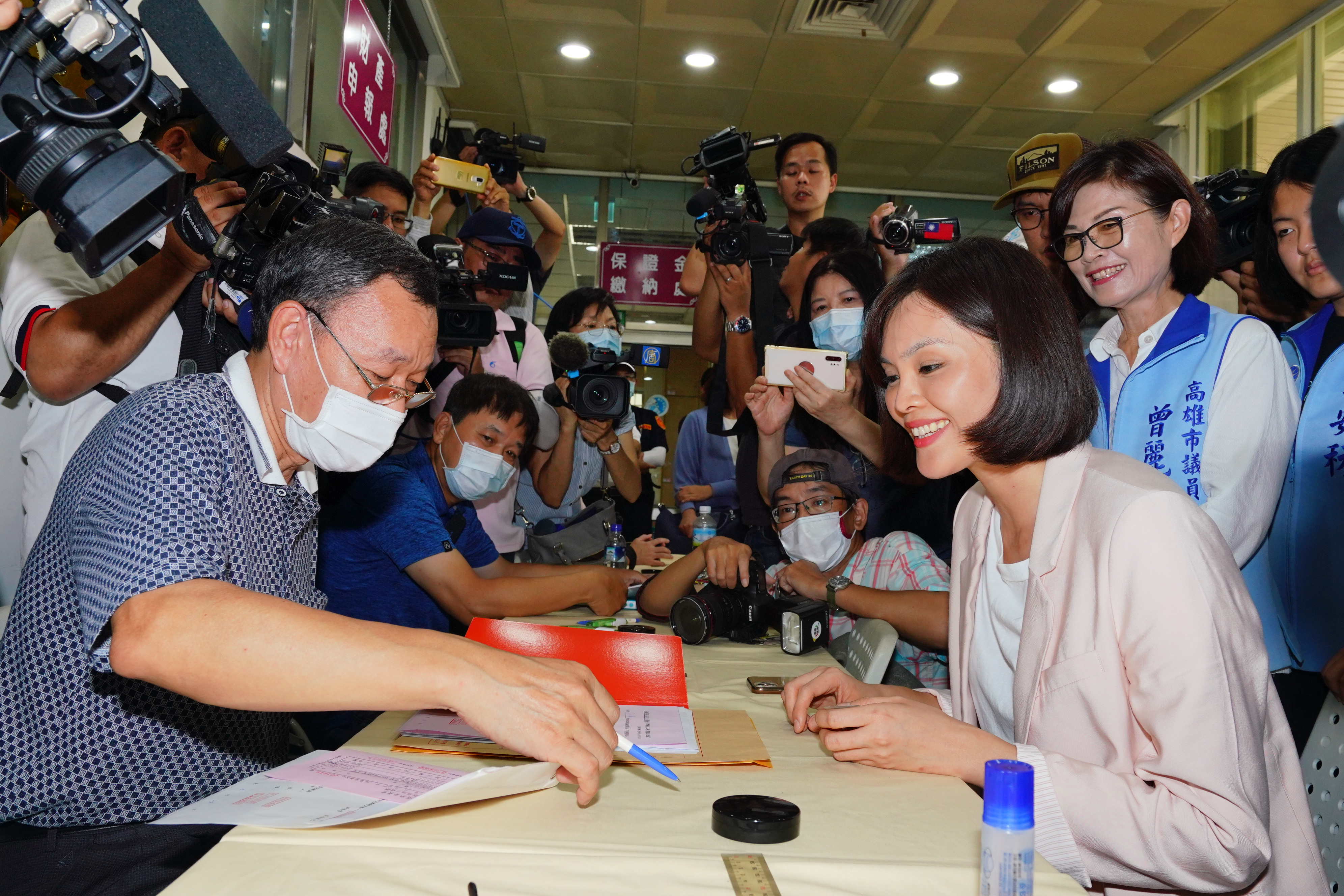 狠酸對手政見「複製貼上」的李眉蓁，被本刊發現，她的論文除了段落、章節之間的連接字句外，整本幾乎抄襲自他人著作，連原文錯字也不放過。